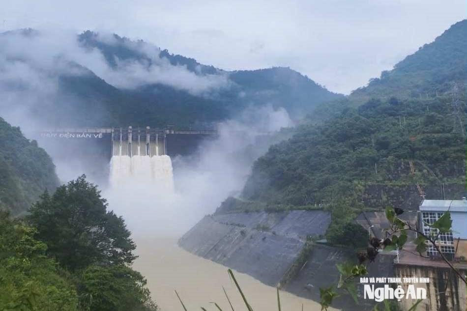 Thủy điện Bản Vẽ đạt lưu lượng nước chạm ngưỡng đỉnh lũ.