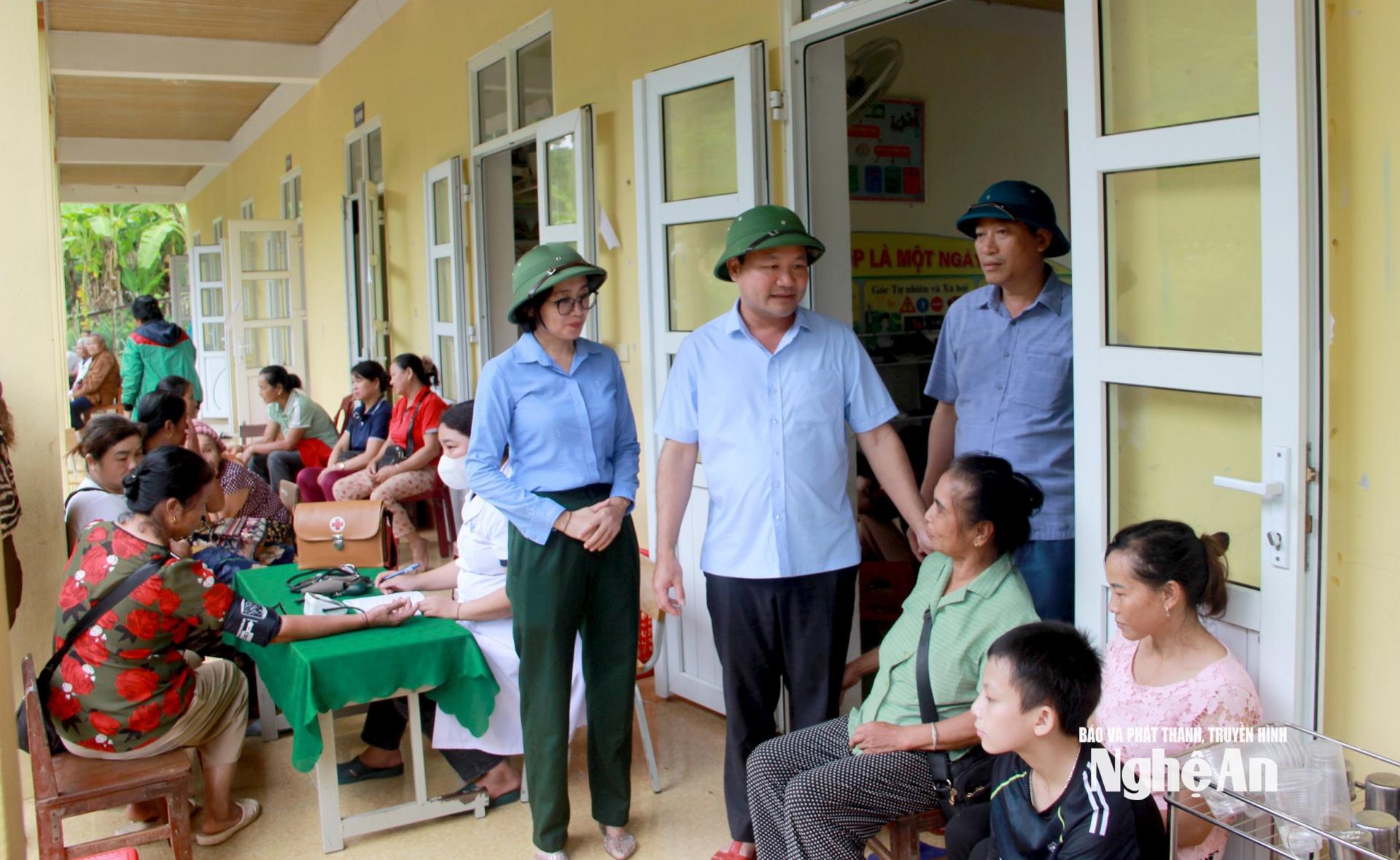 Đoàn công tác thăm hỏi bà con tại nơi tránh trú mưa lũ. Ảnh: Quang An