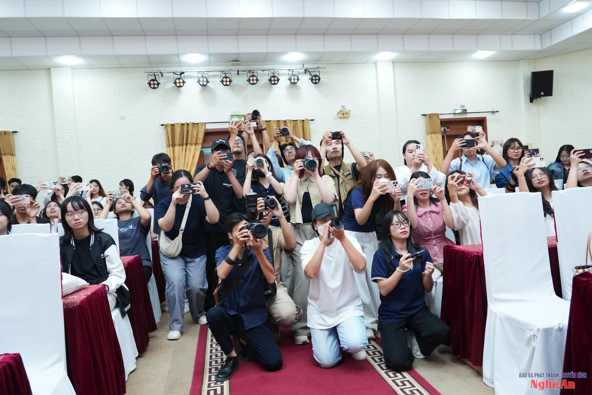 Các sinh viên tác nghiệp tại chương trình làm việc. 