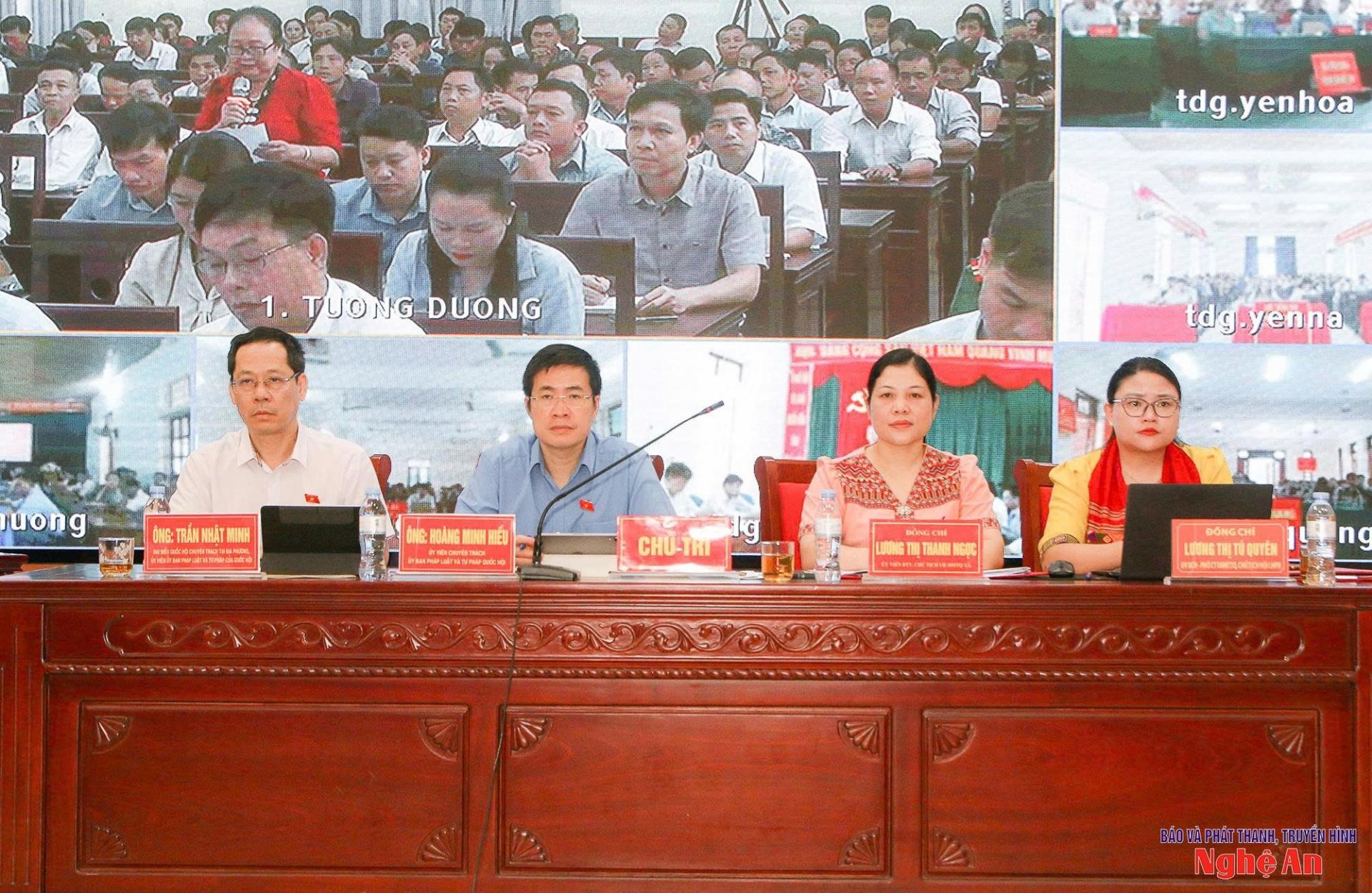 Các đại biểu Quốc hội chủ trì hội nghị.