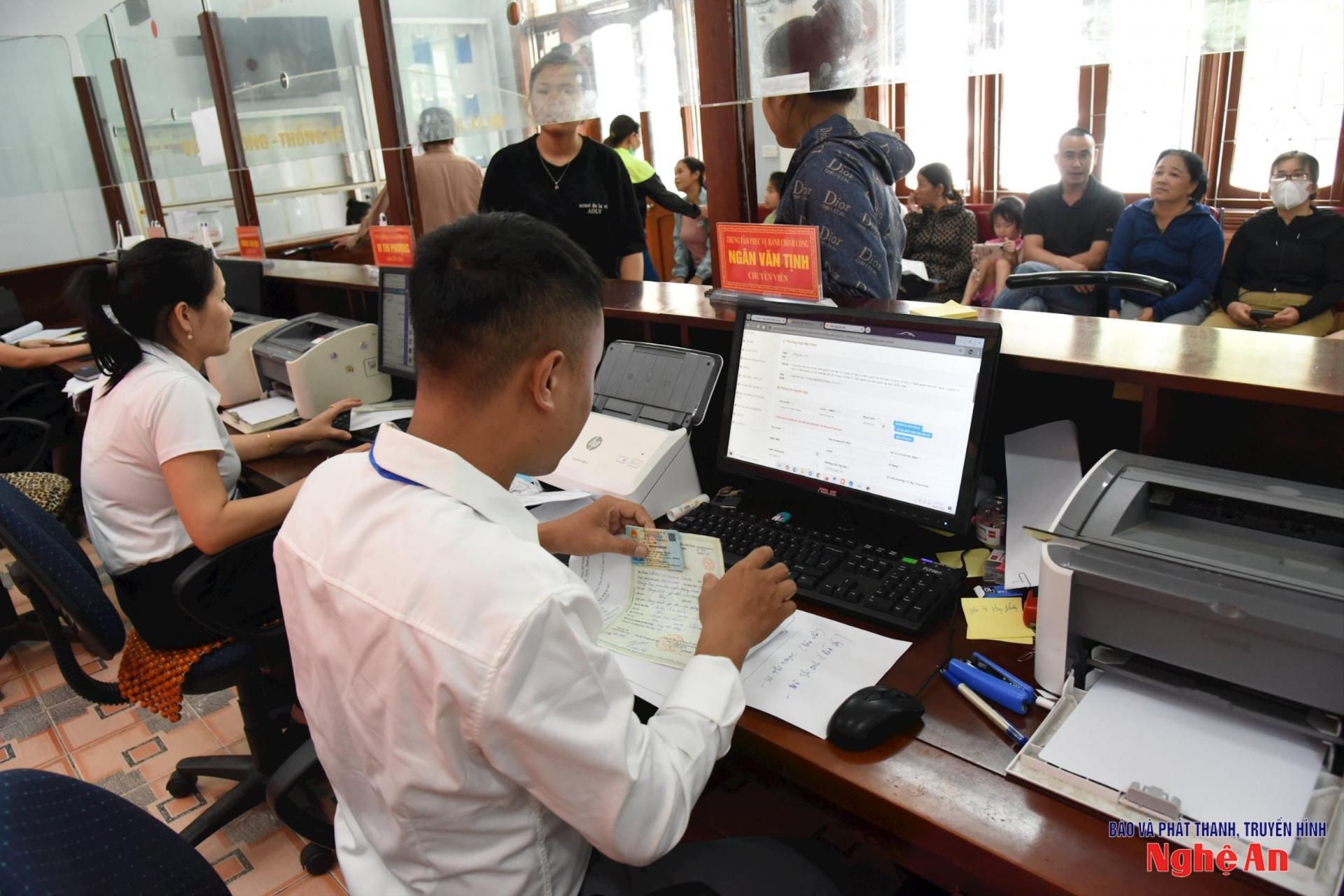 Cán bộ Trung tâm Phục vụ hành chính công xã Con Cuông giải quyết thủ tục hành chính cho khoảng 150 - 200 lượt người dân/ngày.