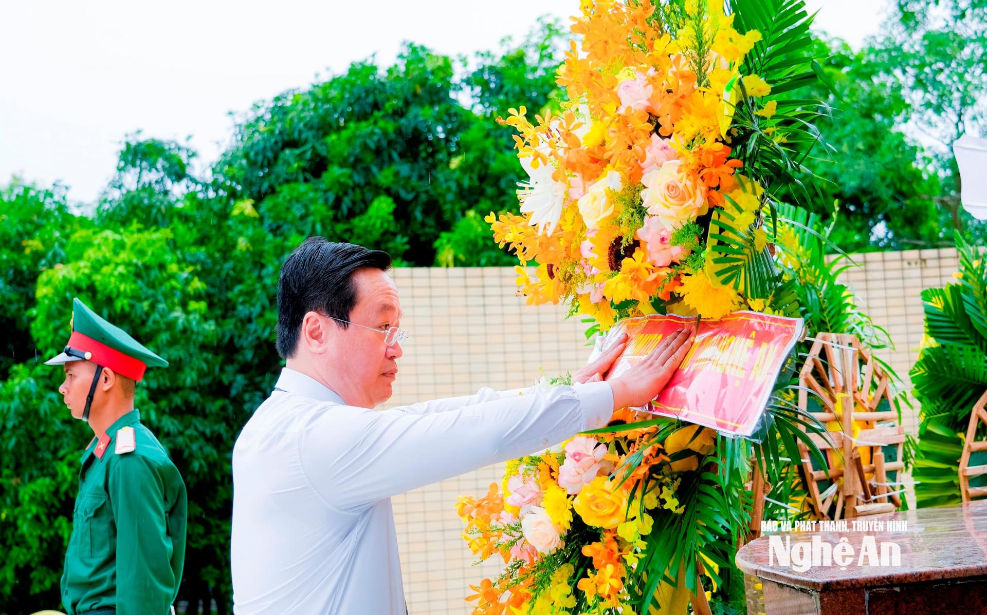 Đồng chí Nguyễn Đức Trung - Bí thư Tỉnh ủy dâng hoa tưởng niệm các Anh hùng liệt sĩ. Ảnh: Phạm Bằng