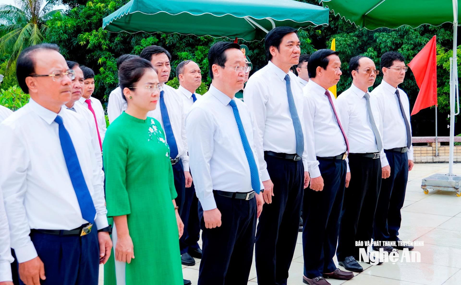 Đoàn đại biểu Tỉnh ủy, HĐND, UBND, Ủy ban MTTQ Việt Nam tỉnh Nghệ An thực hiện lễ dâng hoa, dâng hương tưởng niệm các Anh hùng liệt sĩ tại Nghĩa trang Liệt sĩ TP. Vinh. Ảnh: Phạm Bằng