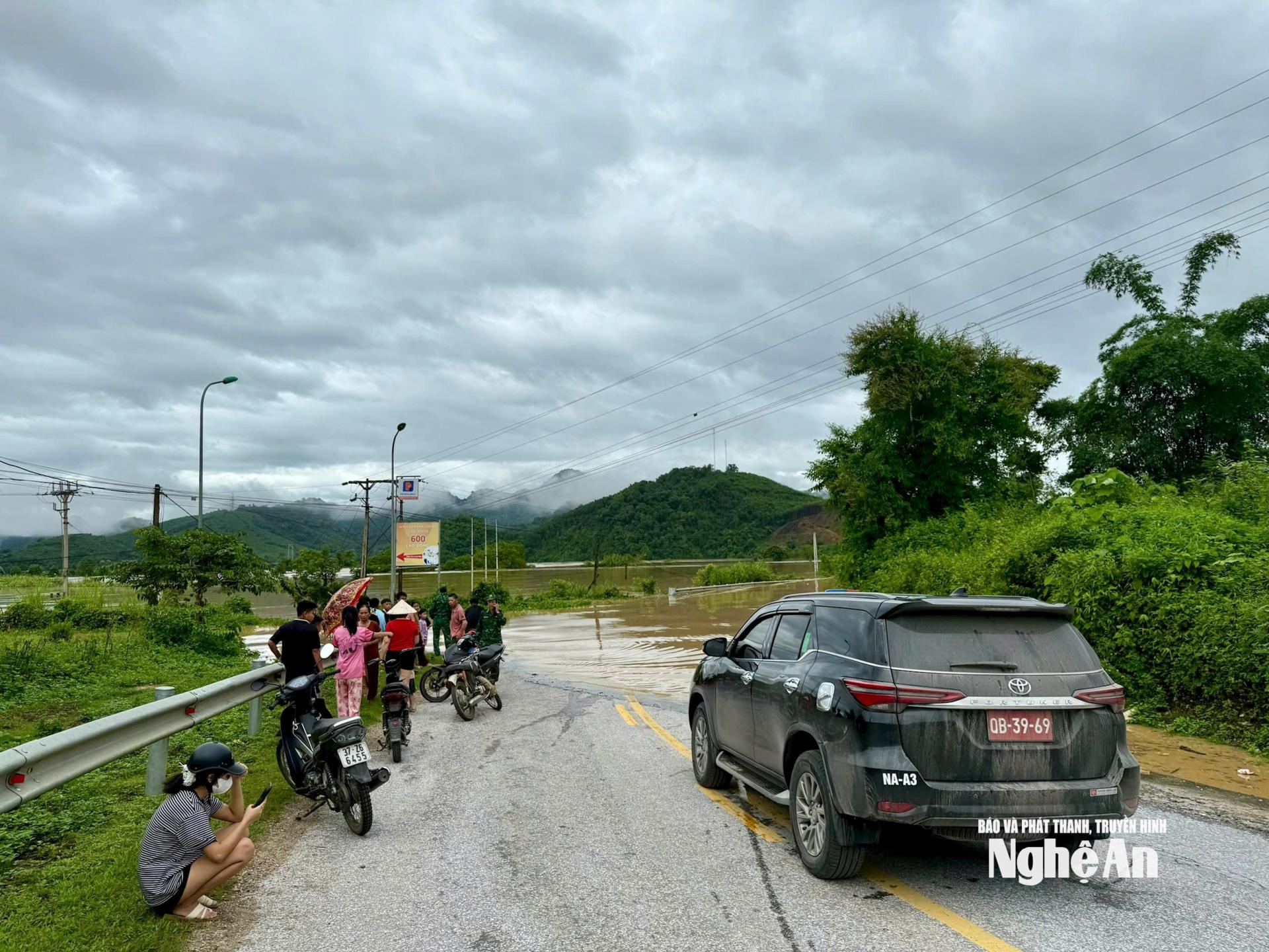 Quốc lộ 7 đoạn qua xã Chi Khê cũ nhiều đoạn đang bị ngập sâu. Ảnh: Lê Thạch