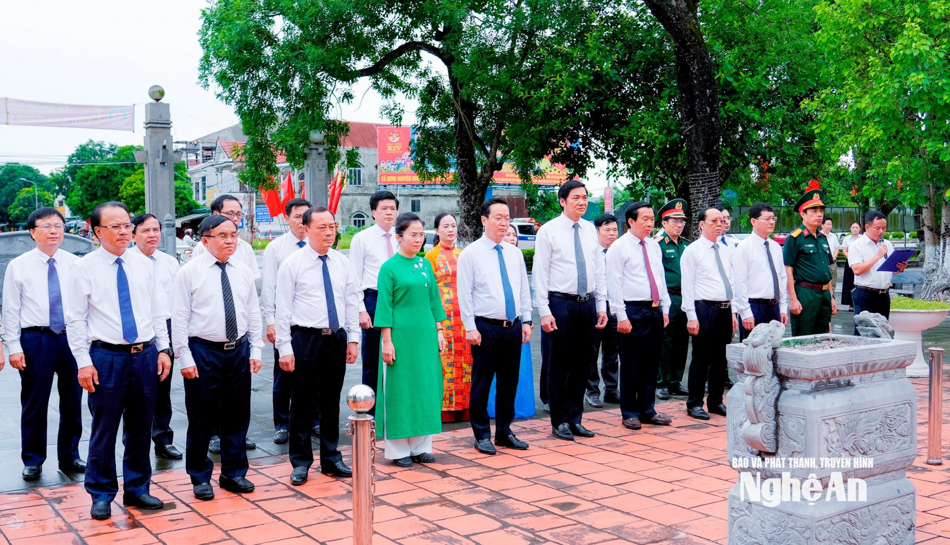 Đoàn đại biểu Tỉnh ủy, HĐND, UBND, Ủy ban Mặt trận Tổ quốc Việt Nam tỉnh Nghệ An dâng hoa, dâng hương tại mộ tập thể các liệt sĩ Xô viết Nghệ Tĩnh hy sinh ngày 12/9/1930 ở Thái Lão (Hưng Nguyên). Ảnh: Phạm Bằng