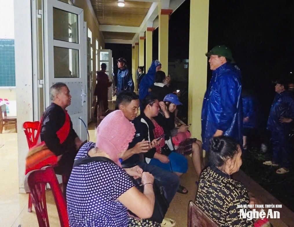 Người dân xã Yên Na di dời đến điểm trường tiểu học để tránh lũ trong đêm 22/7. Ảnh: CSCC