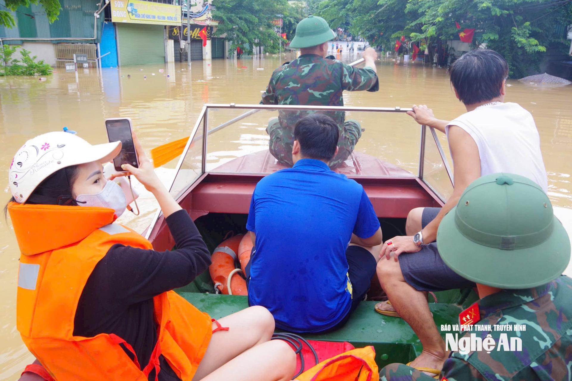 Người dân xã Tương Dương được sơ tán đến nơi an toàn. Ảnh: Trần Dũng