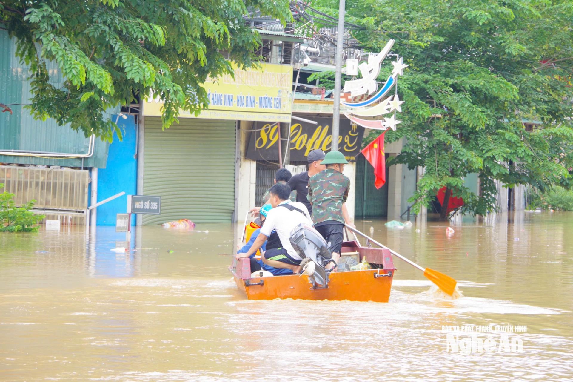 Công tác cứu hộ được thực hiện khẩn trương. Ảnh: Trần Dũng
