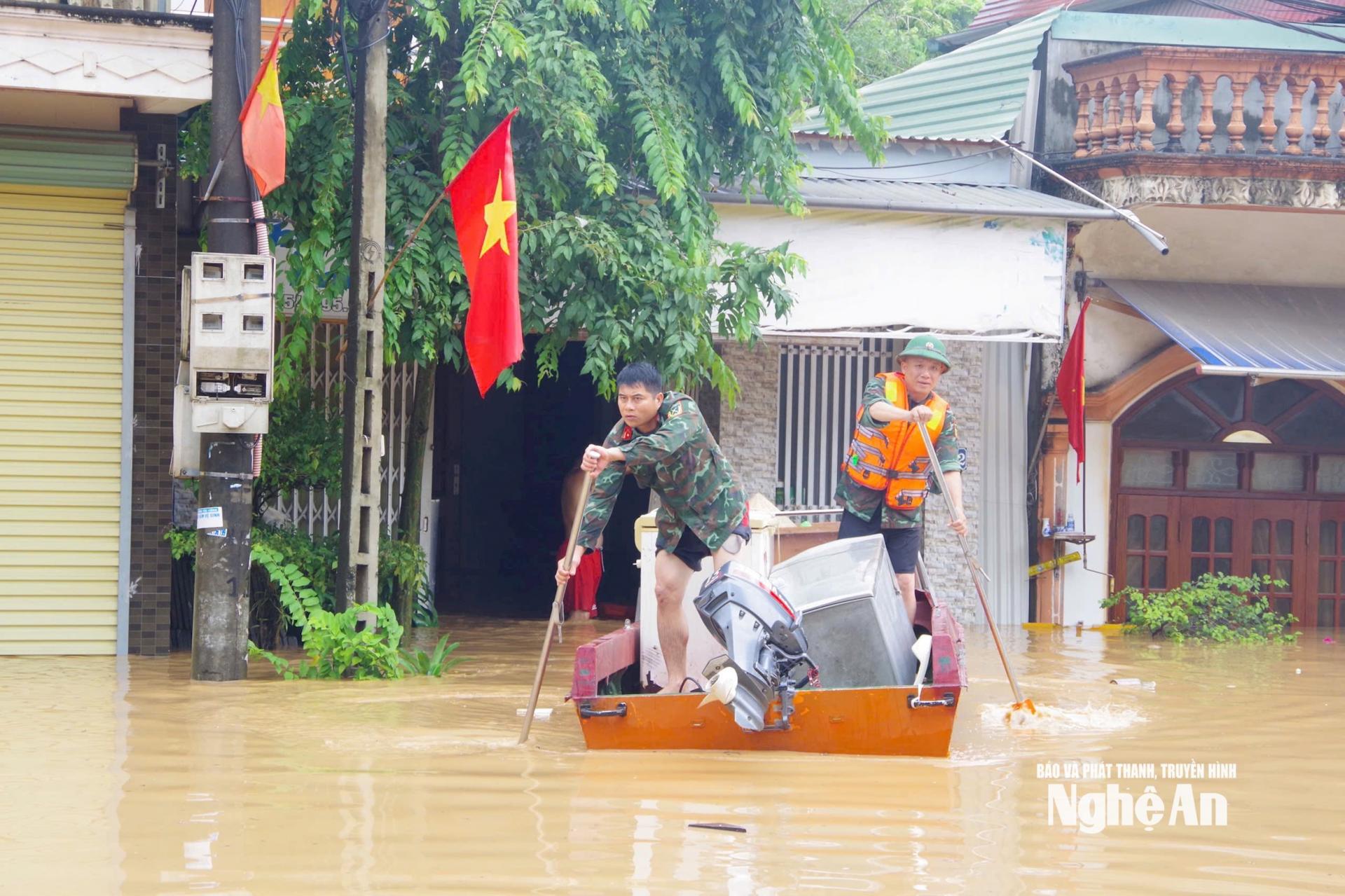 Bộ Chỉ huy Quân sự tỉnh hỗ trợ Nhân dân khắc phục hậu quả mưa lũ. Ảnh: Trần Dũng