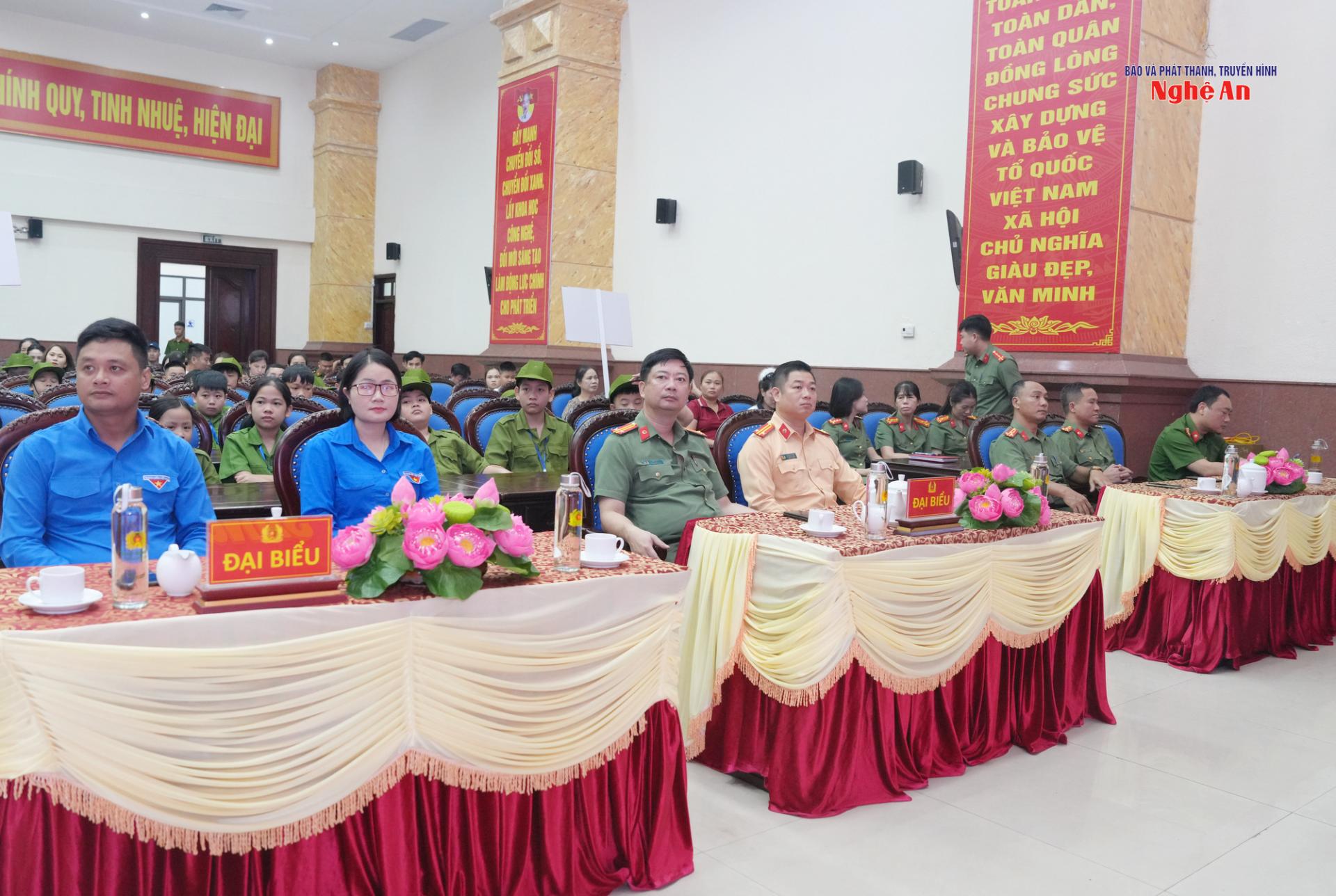 Các đại biểu dự buổi lễ.