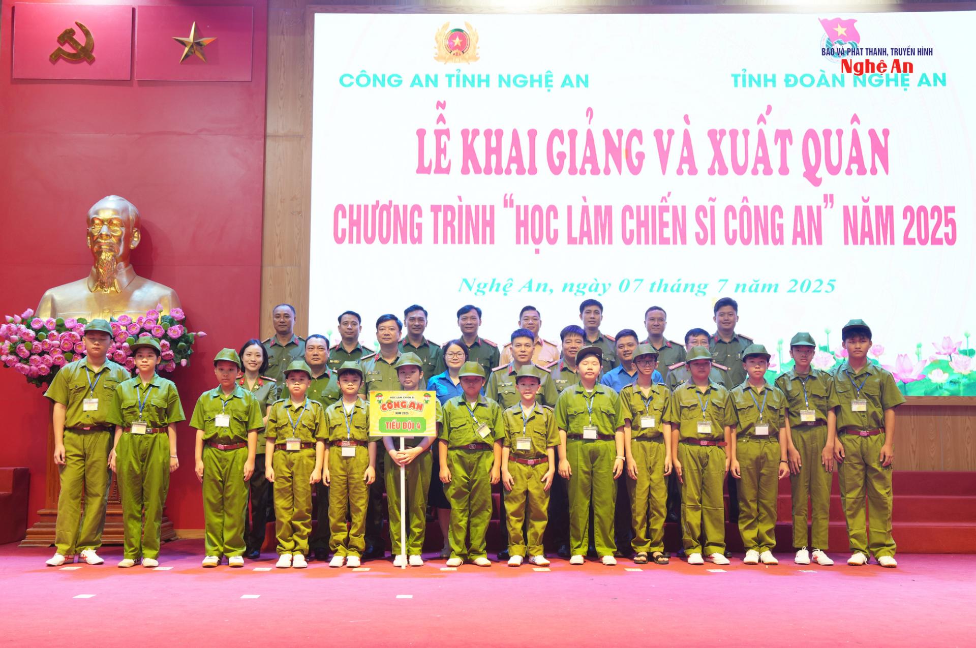 Các đồng chí: Đại tá Trần Hồng Quang - Phó Giám đốc Công an tỉnh và Nguyễn Ngọc Châu, Giám đốc Trung tâm Hỗ trợ và phát triển thanh niên tỉnh Nghệ An cùng đại diện lãnh đạo các đơn vị, đoàn thể chụp ảnh lưu niệm cùng các em thiếu niên, nhi đồng tham gia chương trình “Học làm chiến sĩ Công an”. 