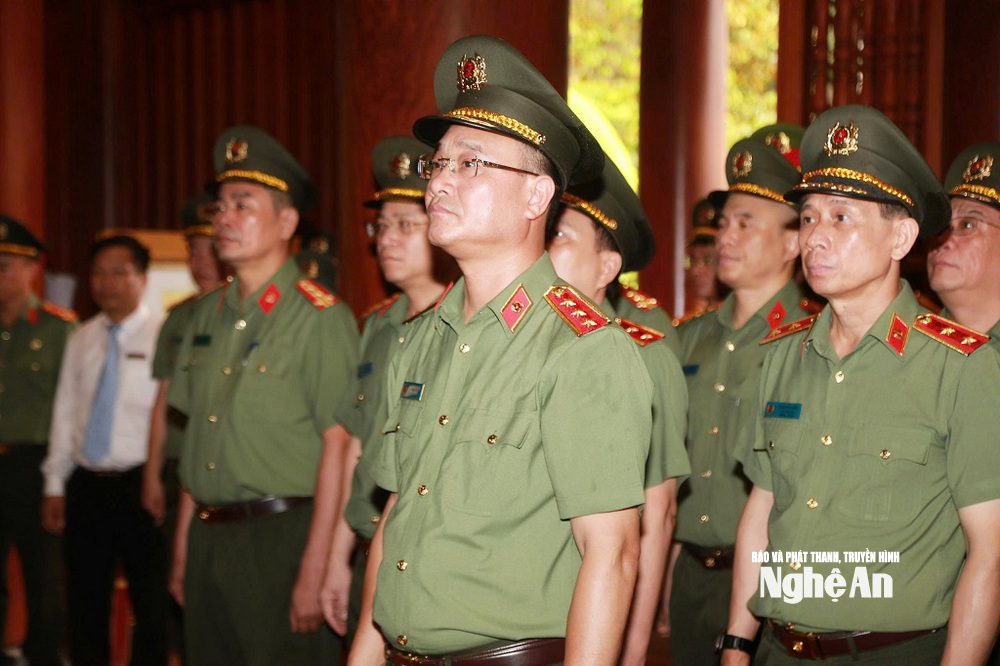 Đoàn đại biểu tưởng nhớ công ơn to lớn của Chủ tịch Hồ Chí Minh.