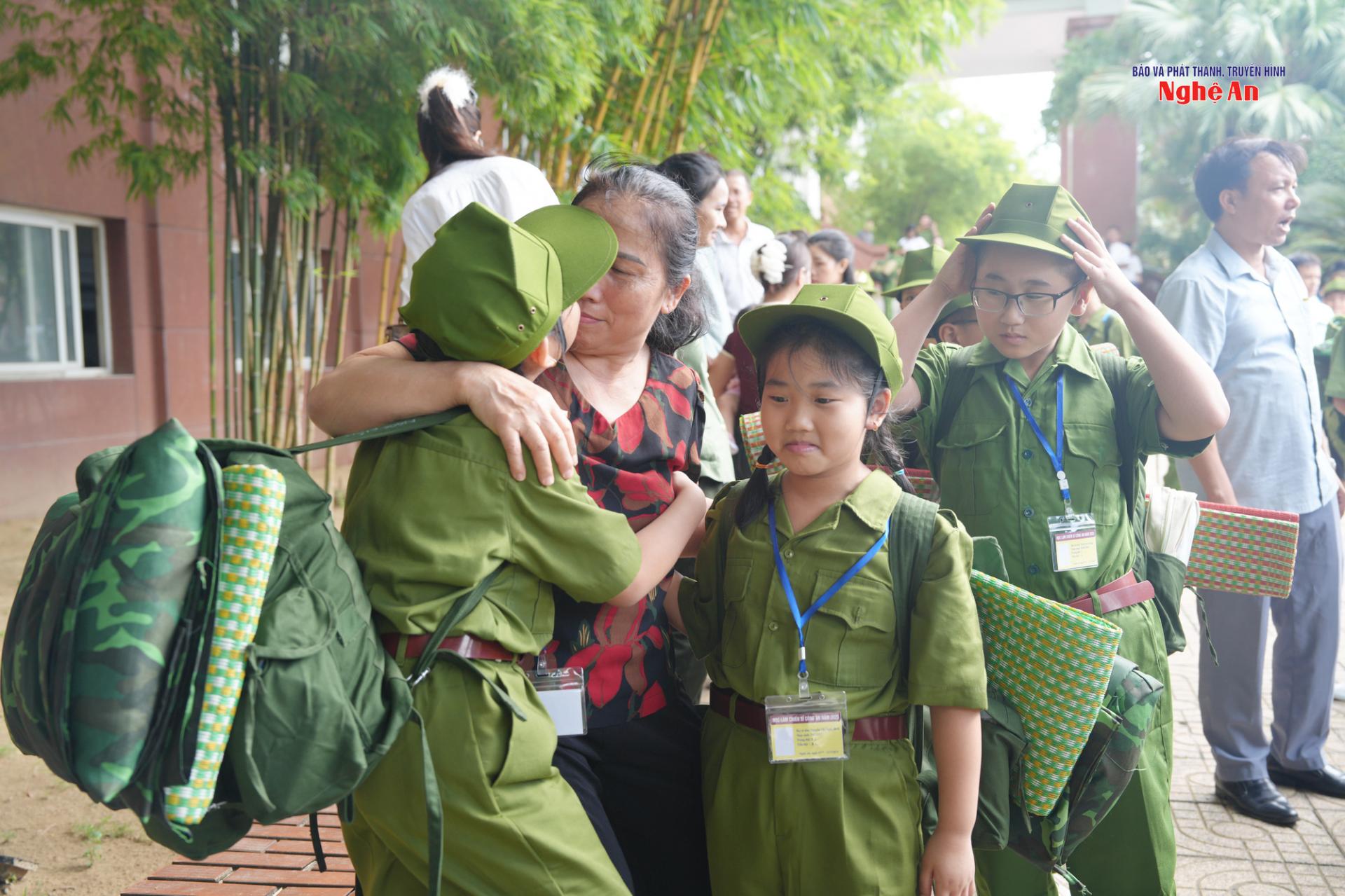 Các em thiếu niên, nhi đồng tạm chia tay người thân và háo hức lên xe “xuất quân”, di chuyển đến Trung tâm Huấn luyện và bồi dưỡng nghiệp vụ Công an tỉnh – nơi diễn ra các hoạt động của chương trình.