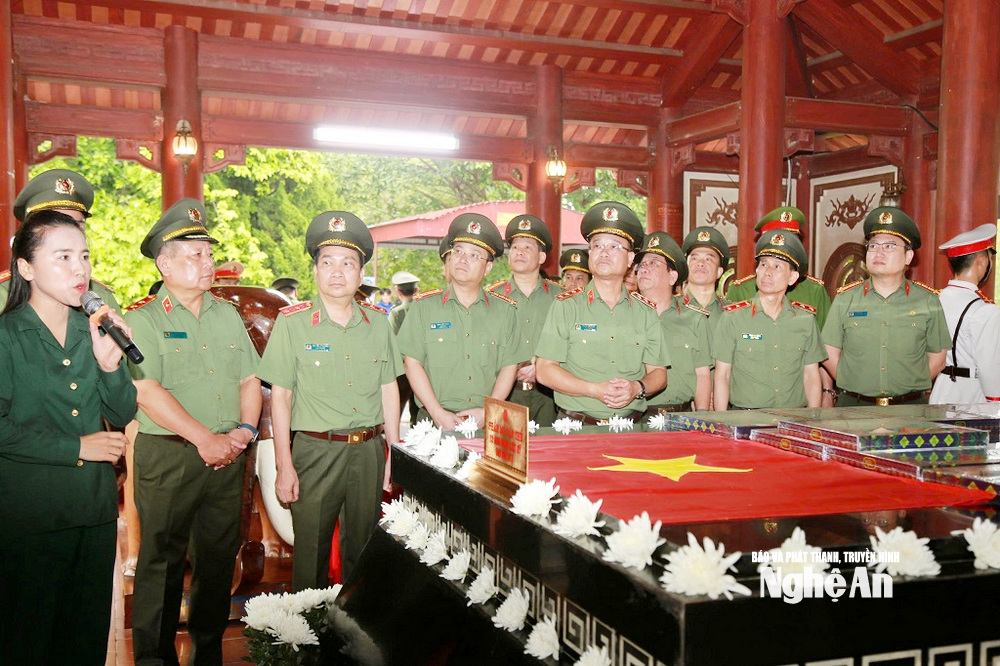 Đoàn đại biểu nghe thuyết minh về 13 chiến sĩ thanh niên xung phong hy sinh tại Truông Bồn.