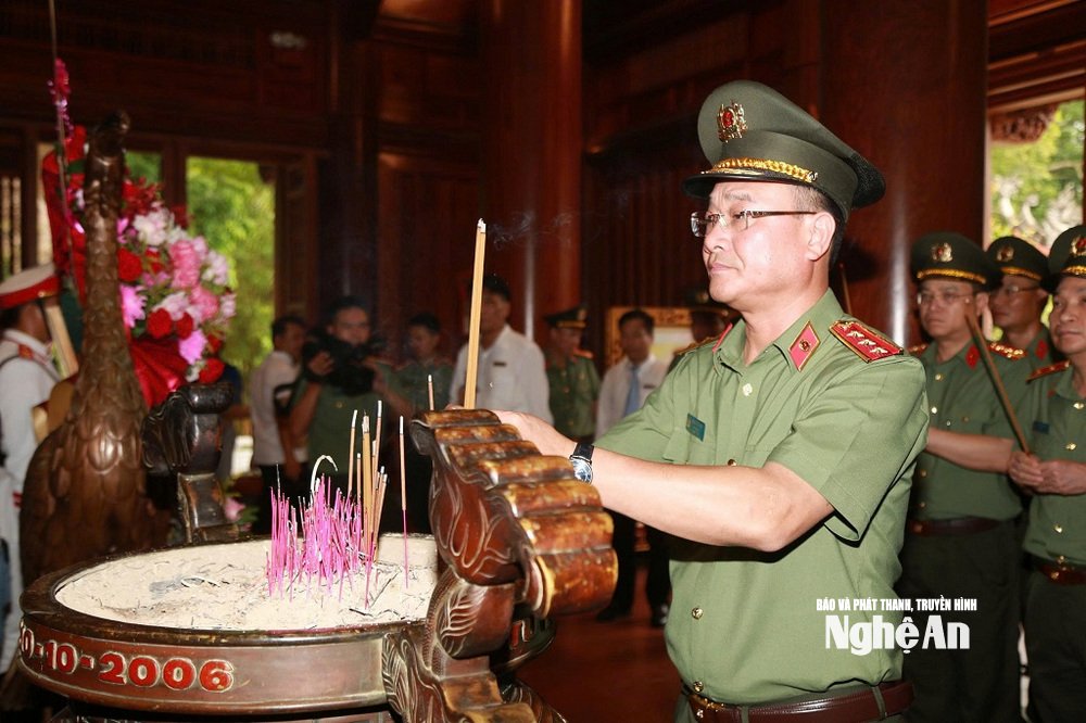 Thượng tướng Phạm Thế Tùng - Ủy viên Ban Thường vụ Đảng ủy Công an Trung ương, Thứ trưởng Bộ Công an dâng hương tại Khu di tích lịch sử Quốc gia đặc biệt Kim Liên.