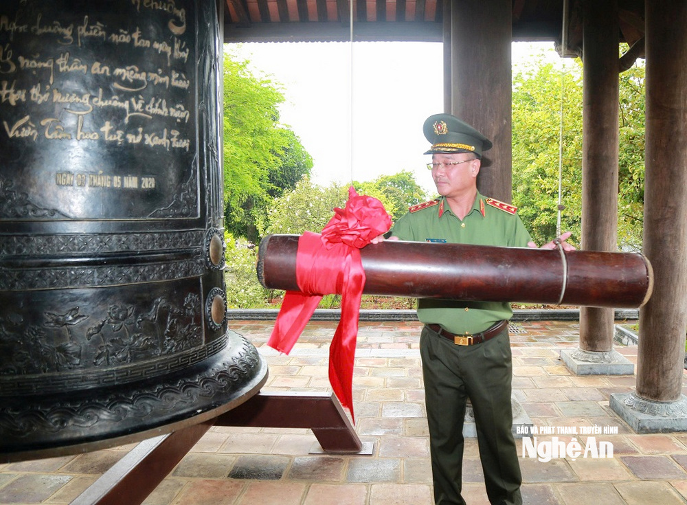 Thượng tướng Phạm Thế Tùng - Ủy viên Ban Thường vụ Đảng ủy Công an Trung ương, Thứ trưởng Bộ Công an thỉnh chuông tại Đền Chung Sơn.