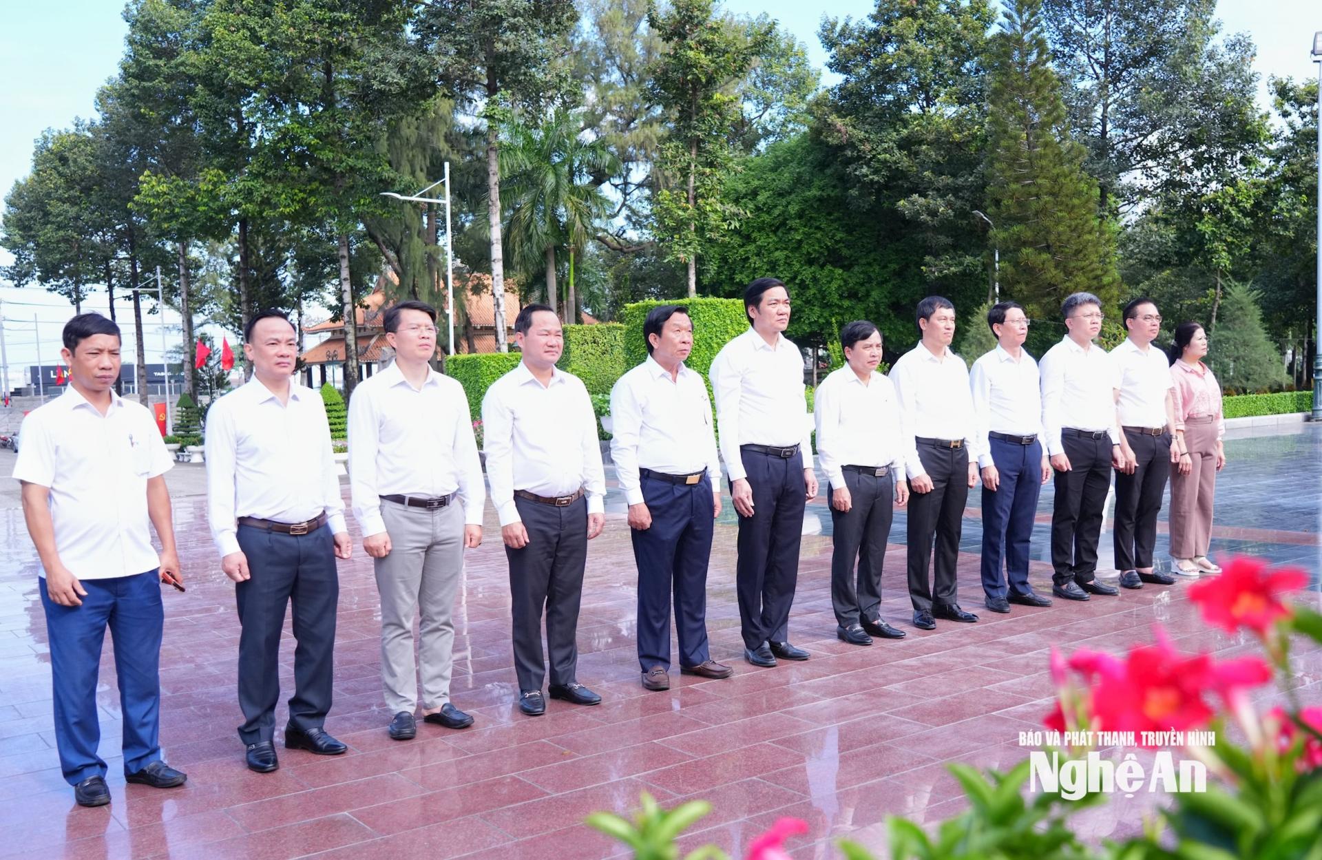 Đoàn công tác tỉnh Nghệ An dâng hoa tưởng niệm Anh hùng liệt sĩ tại Nghĩa trang Liệt sĩ Bình Dương. 