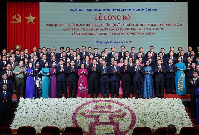 Chủ tịch nước Lương Cường với Lãnh đạo thành phố và 126 Bí thư Đảng ủy xã của thành phố Hà Nội. Ảnh: Lâm Khánh/TTXVN