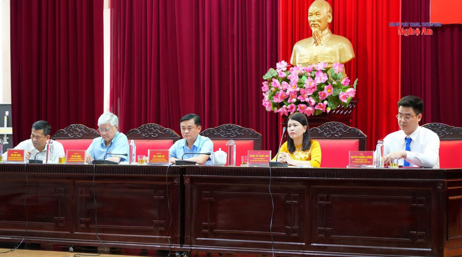 Các đại biểu Quốc hội chủ trì Hội nghị tiếp xúc cử tri.