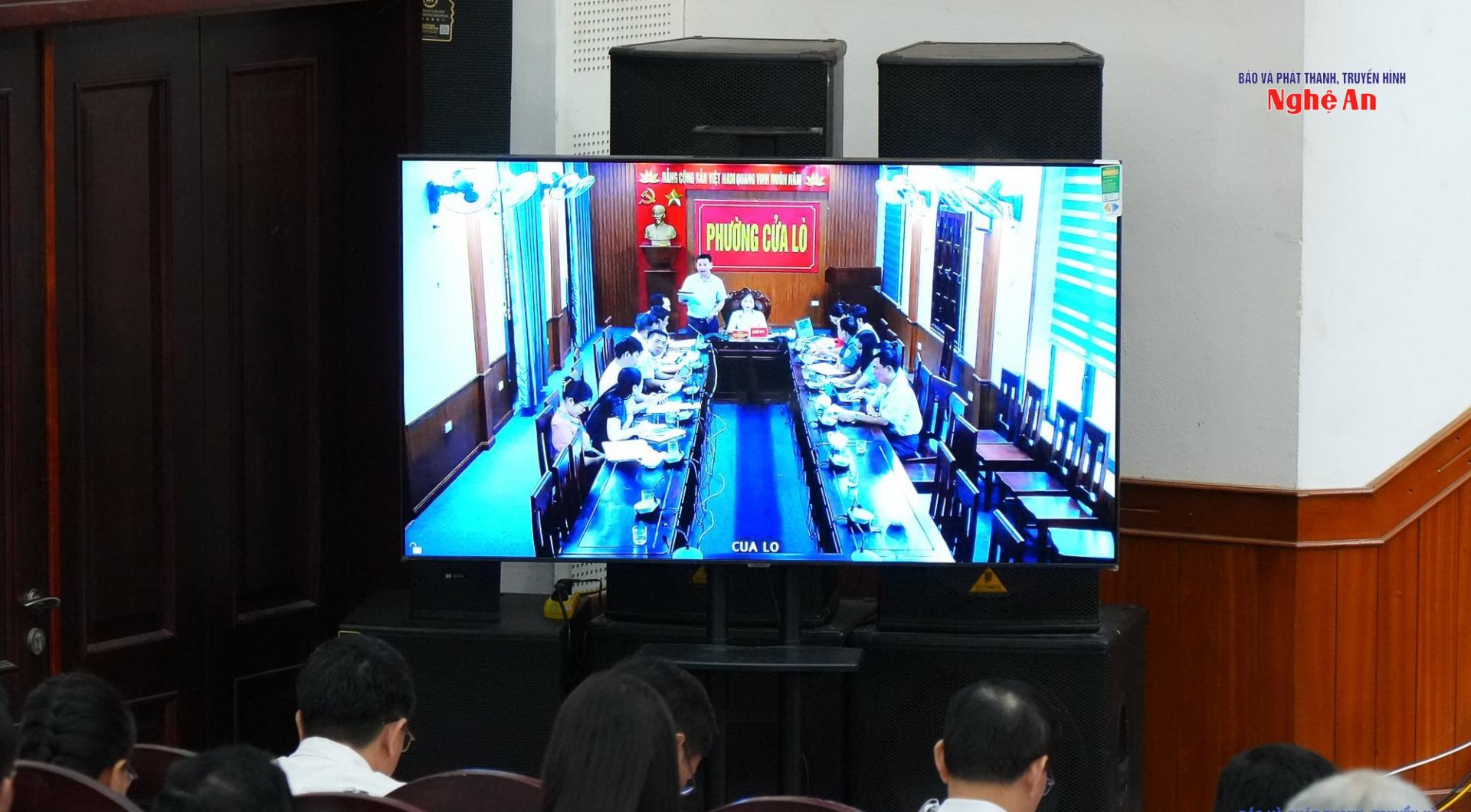 Cử tri phường Cửa Lò nêu phản ánh qua hình thức trực tuyến. 