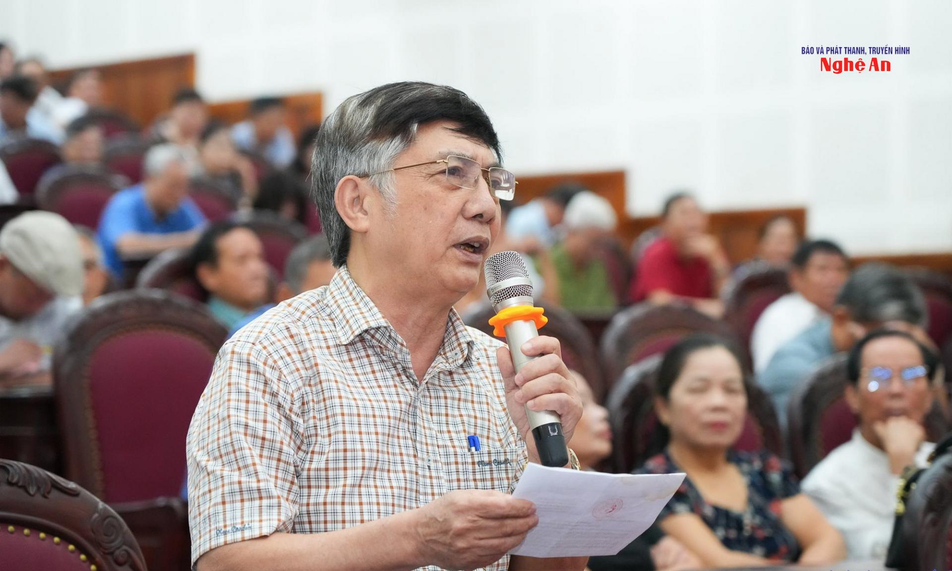 Cử tri Trần Văn Dũng ở phường Thành Vinh kiến nghị sử dụng chung một bộ sách giáo khoa thống nhất chung trên cả nước. 