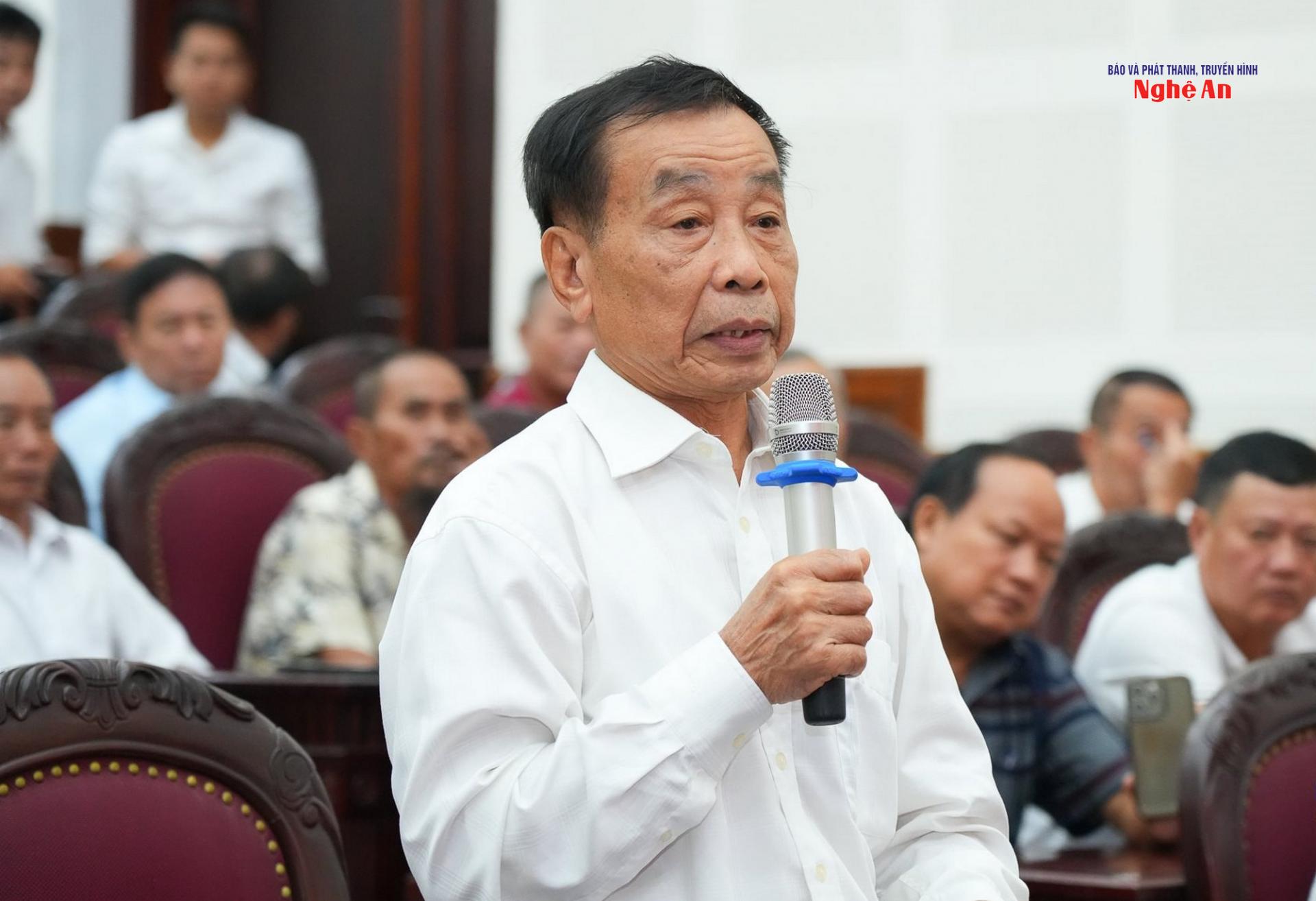 Cử tri Phan Công Vỹ ở khối 5, phường Thành Vinh kiến nghị tăng cường kiểm tra, xử lý thực phẩm bẩn, hàng giả, thuốc giả.