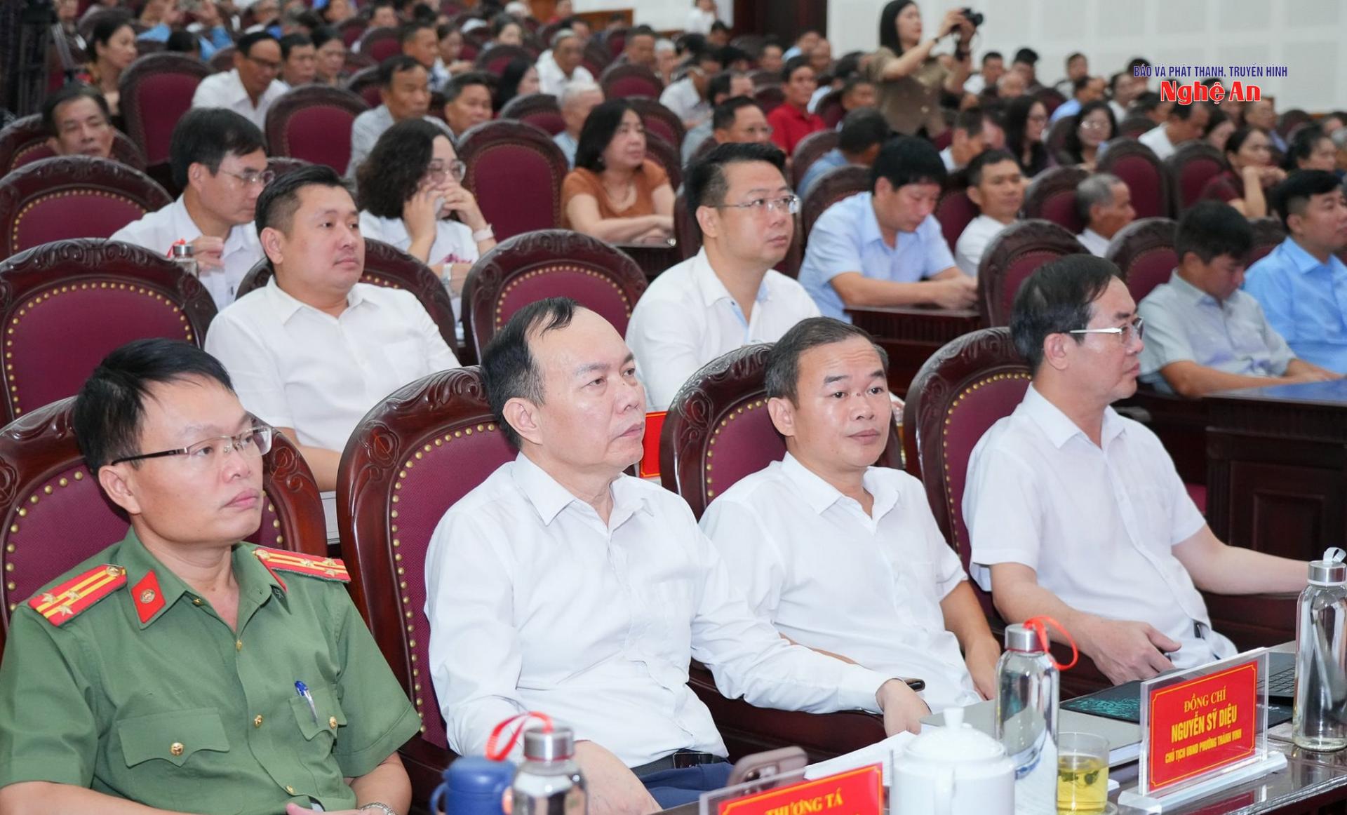 Các đại biểu tham dự buổi tiếp xúc cử tri. 