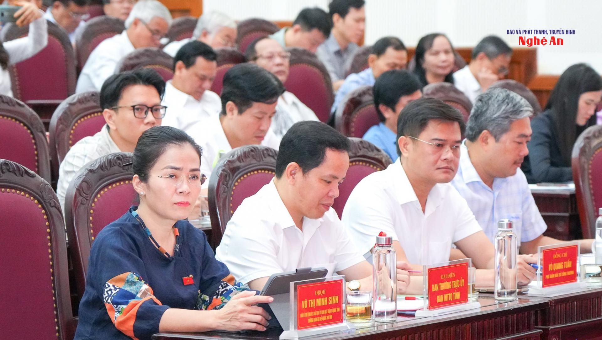 Đại biểu Võ Thị Minh Sinh - Phó Bí thư Tỉnh ủy, Chủ tịch Ủy ban MTTQ Việt Nam tỉnh, Trưởng Đoàn đại biểu Quốc hội tỉnh tham dự hội nghị tiếp xúc cử tri. 