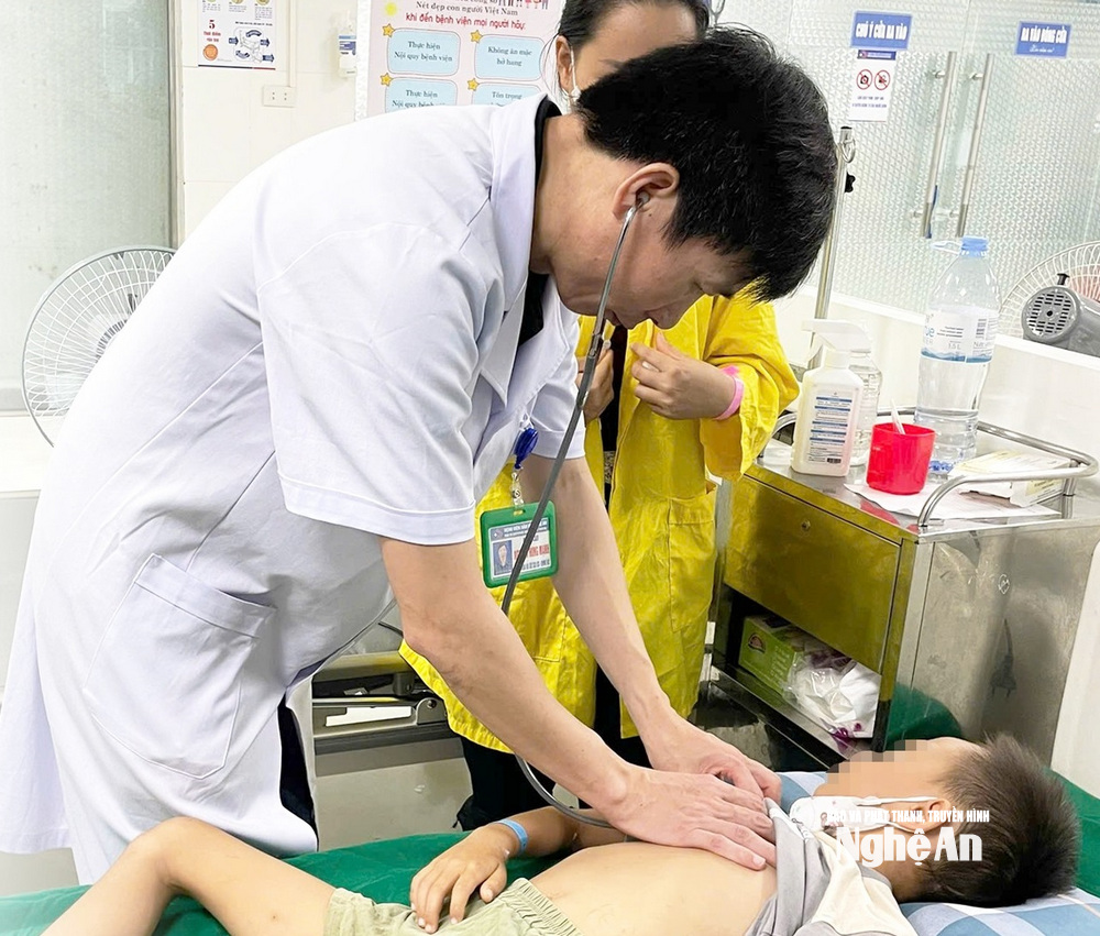 Sau gần 3 tuần điều trị tích cực, bé C. có sức khỏe ổn định hơn.