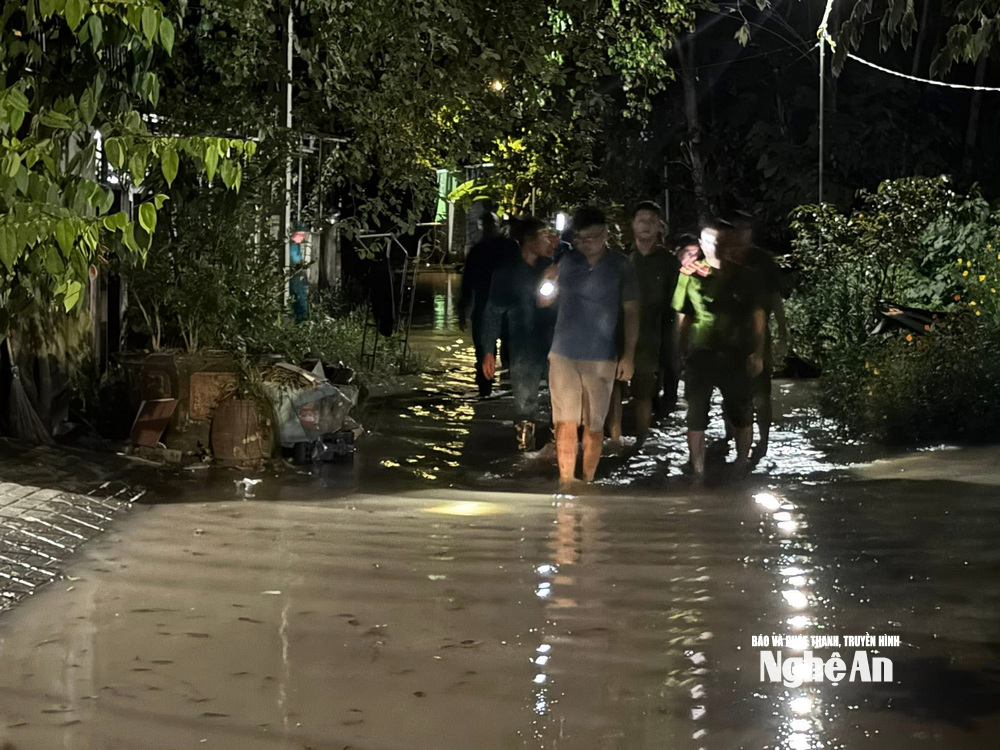  Lực lượng cứu hộ đang di chuyển một số hộ dân ra khỏi vùng có nguy cơ ngập lụt.