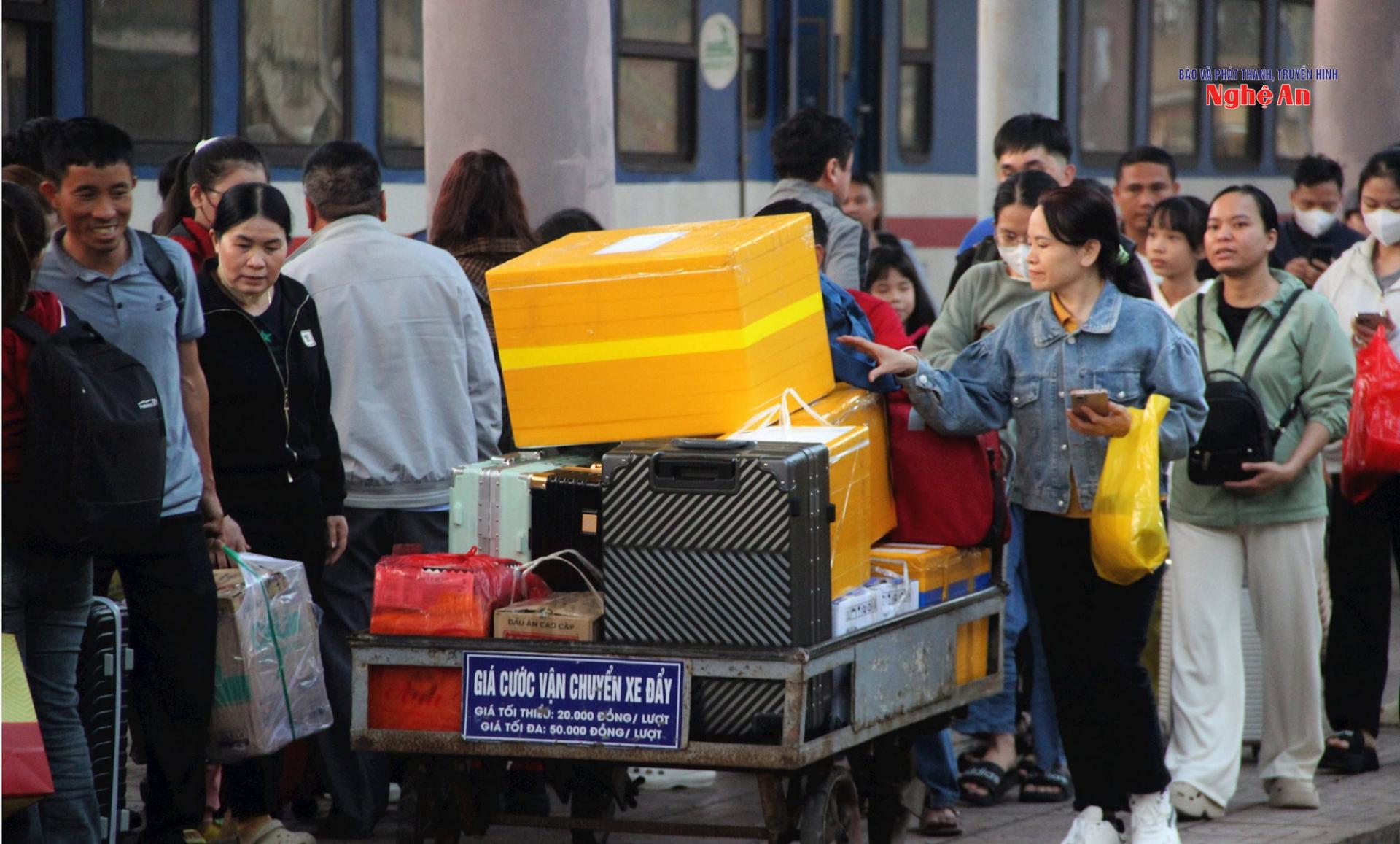 Lượng hành khách đi tàu tăng cao trong mùa du lịch, nhất là trong thời điểm sân bay Vinh đóng cửa.