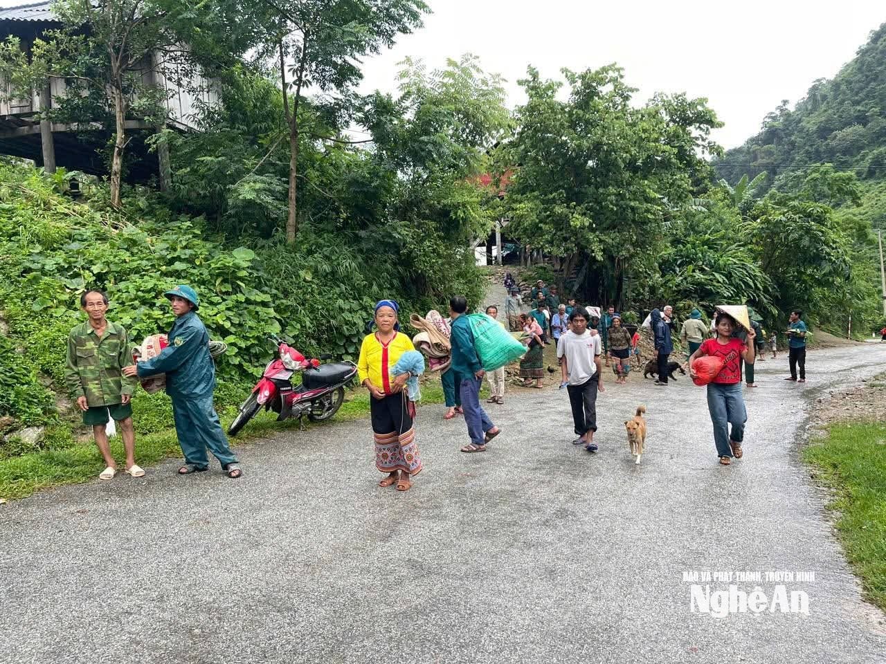 Người dân tích cực hợp tác thực hiện theo sự sắp xếp bố trí của chính quyền địa phương. Ảnh: CSCC