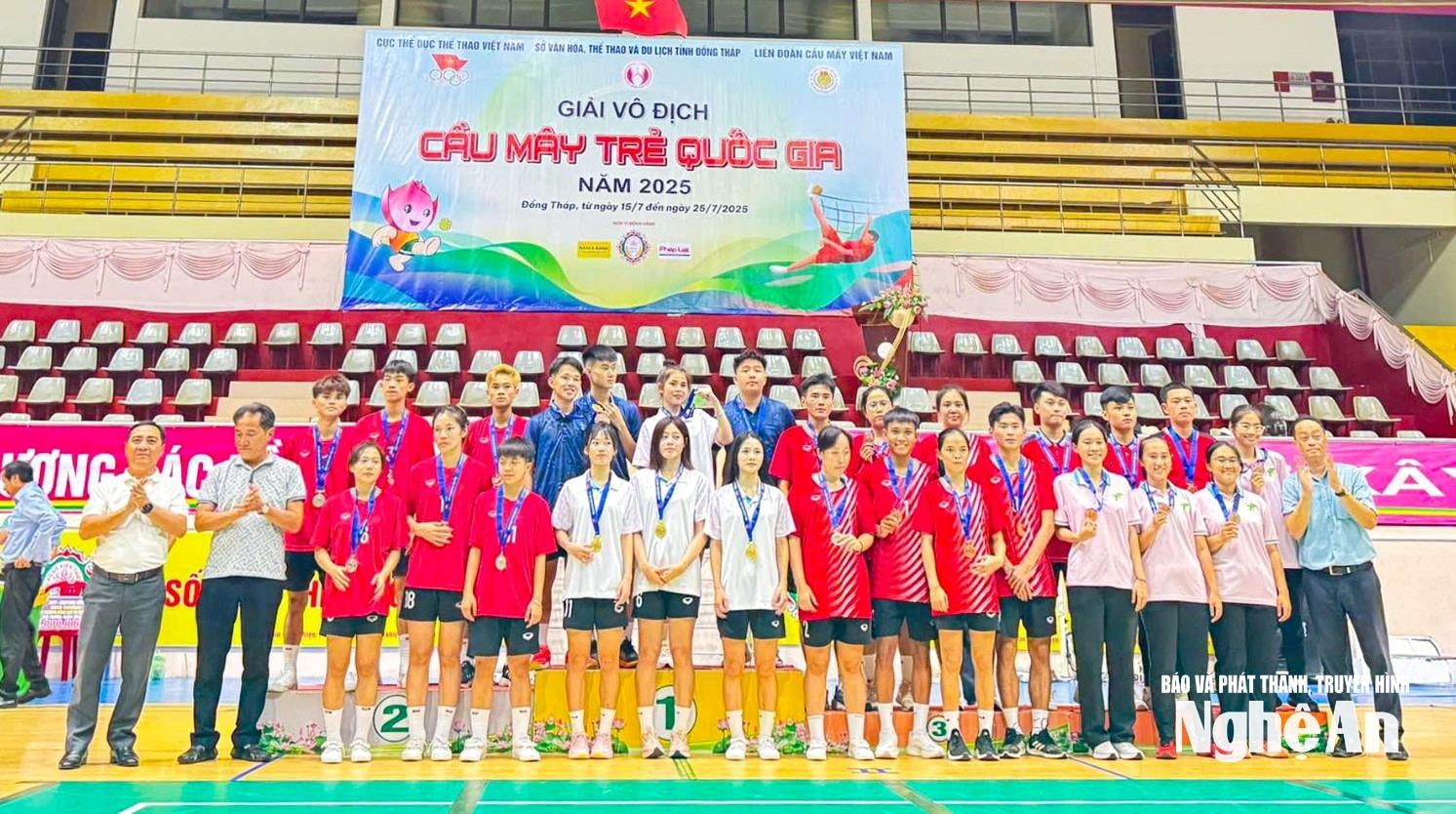 Đội tuyển cầu mây Nghệ An (áo đỏ, bên trái) giành Huy chương Bạc nội dung đội tuyển 4 người hỗn hợp nam – nữ. Ảnh: Trung tâm Huấn luyện và Thi đấu TDTT Nghệ An