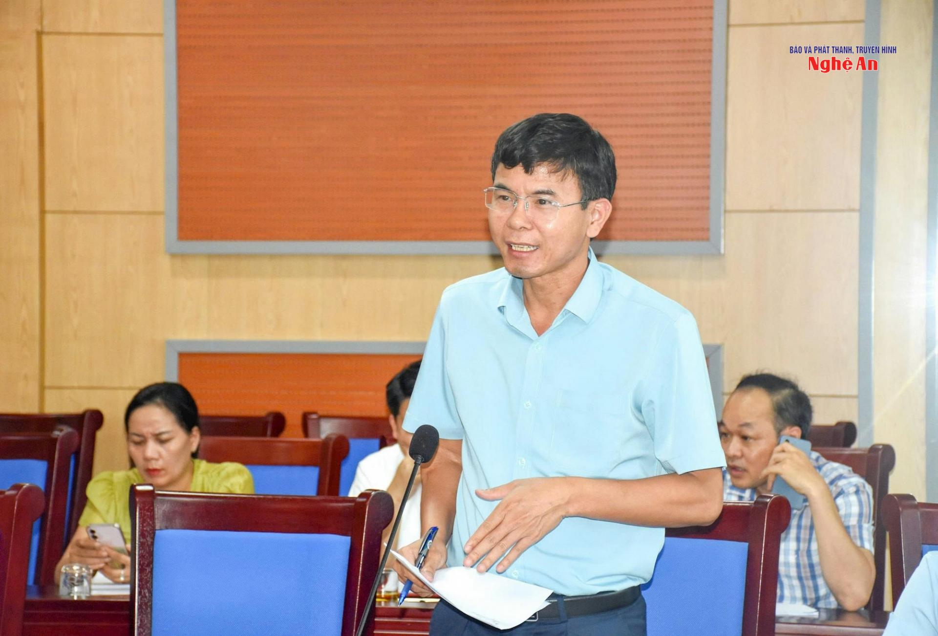 Đồng chí Nguyễn Danh Hùng - Phó Giám đốc Sở Nông nghiệp và Môi trường làm rõ những nội dung các đại biểu góp ý liên quan đến lĩnh vực của ngành.