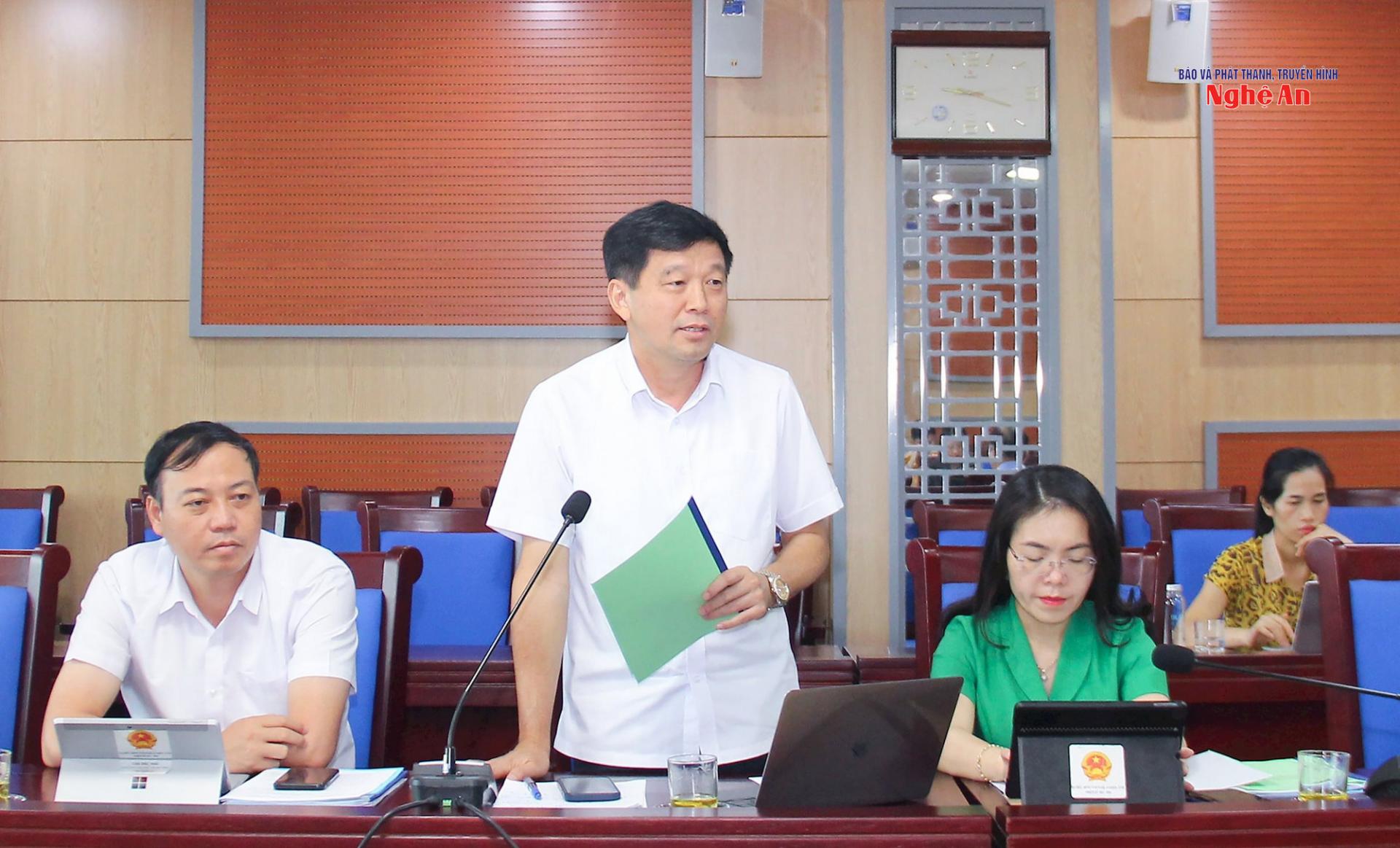 Chủ tịch LĐLĐ tỉnh, thành viên Ban Pháp chế HĐND tỉnh Kha Văn Tám nêu ý kiến thẩm tra đề nghị cần đổi mới tư duy trong xây dựng báo cáo công tác cải cách hành chính trên tinh thần tự phê bình và phê bình, chỉ rõ sở, ngành, địa phương và cá nhân làm tốt, chưa tốt.