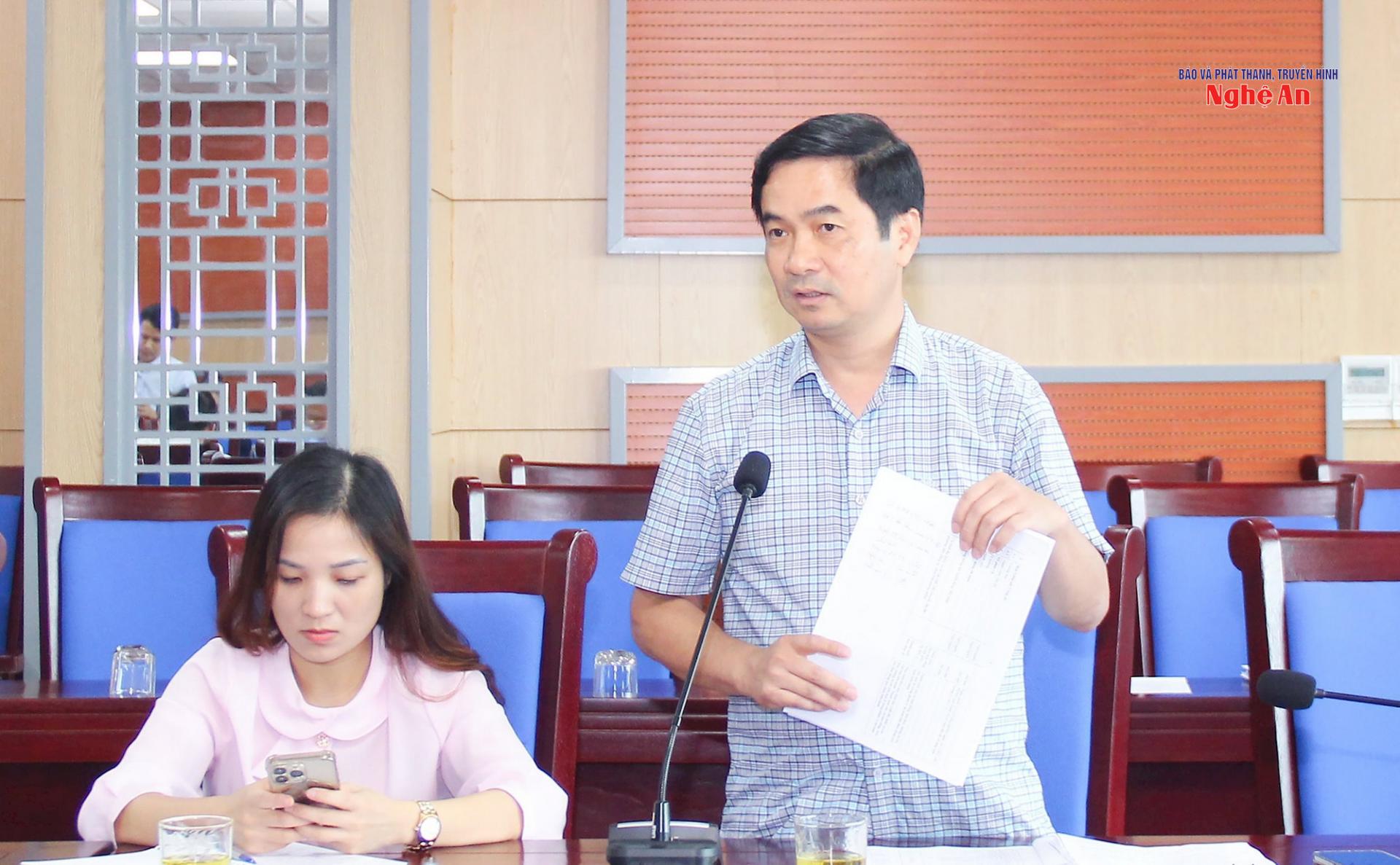 Phó Giám đốc Sở Nội vụ Đậu Đình Dương nêu một số ý kiến được Ban Pháp chế HĐND tỉnh đặt ra liên quan đến dự thảo nghị quyết về quy định nội dung, mức chi tổ chức tuyển dụng, tiếp nhận công chức, viên chức; thi nâng ngạch công chức, xét thăng hạng chức danh nghề nghiệp viên chức trên địa bàn tỉnh.