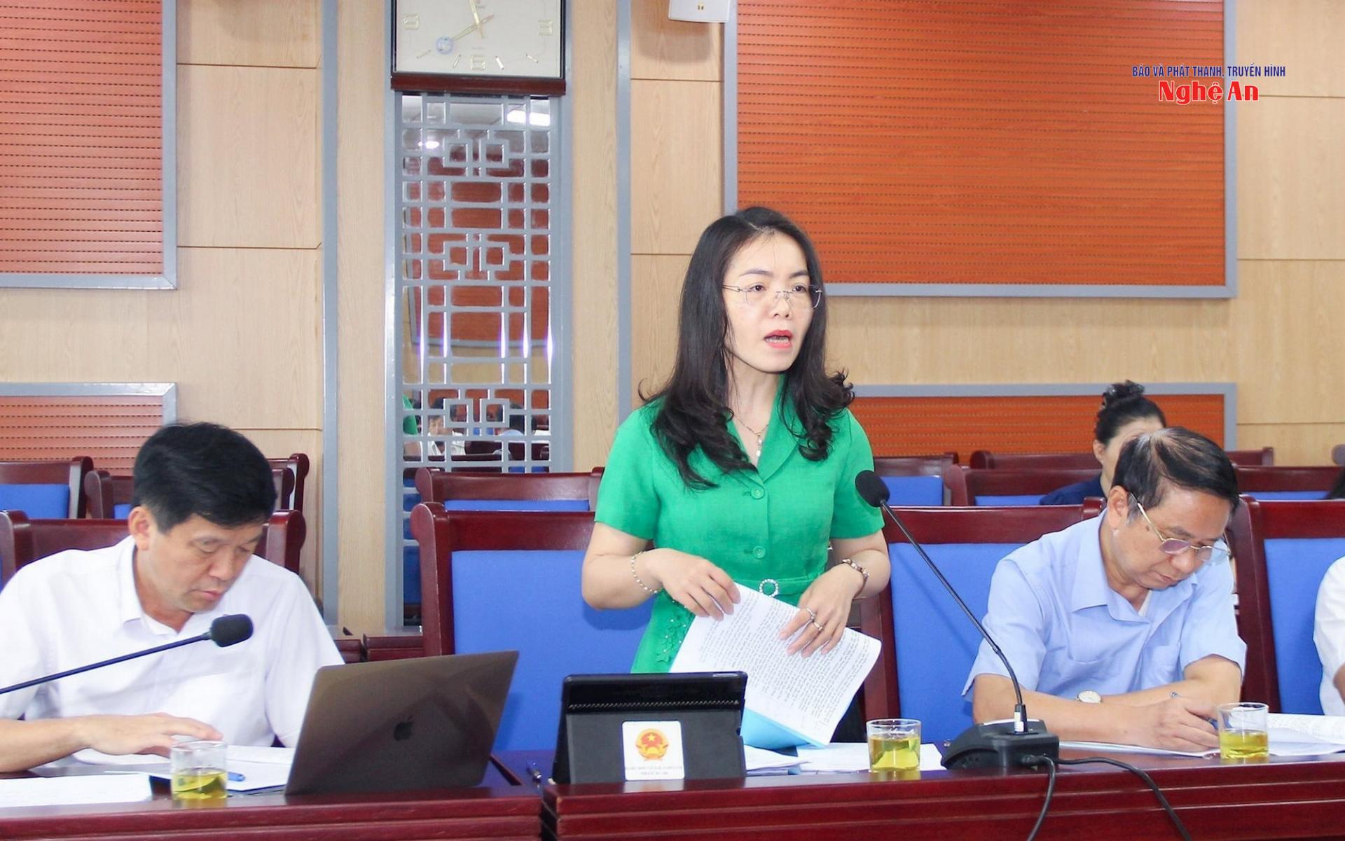 Phó Chánh Văn phòng Đoàn đại biểu Quốc hội và HĐND tỉnh Nguyễn Thị Anh Hoa tham gia ý kiến thẩm tra về dự thảo nghị quyết quy định mức thu phí, lệ phí thực hiện thủ tục hành chính thông qua dịch vụ công trực tuyến.