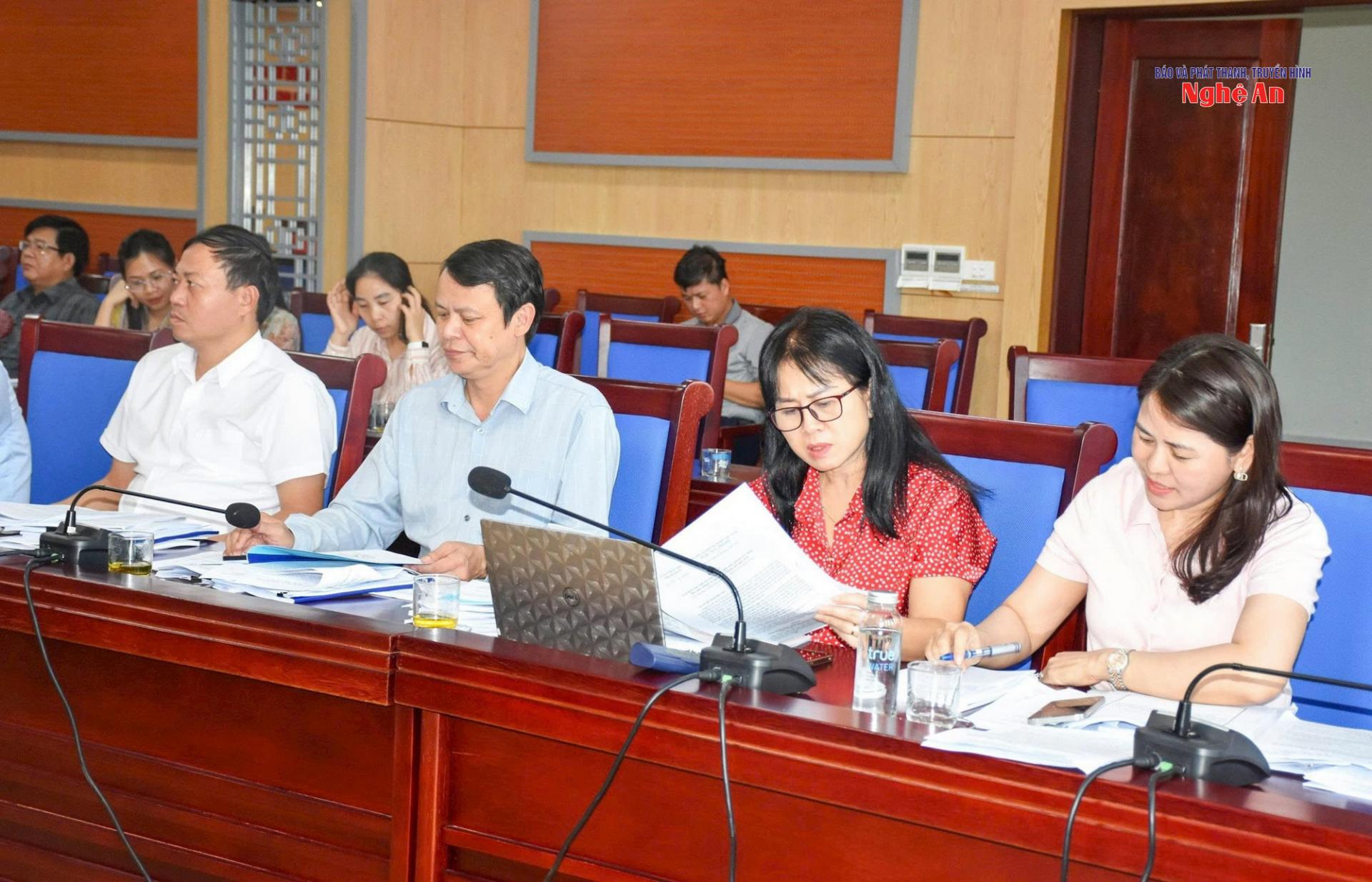 Các đại biểu tham dự phiên thẩm tra. 