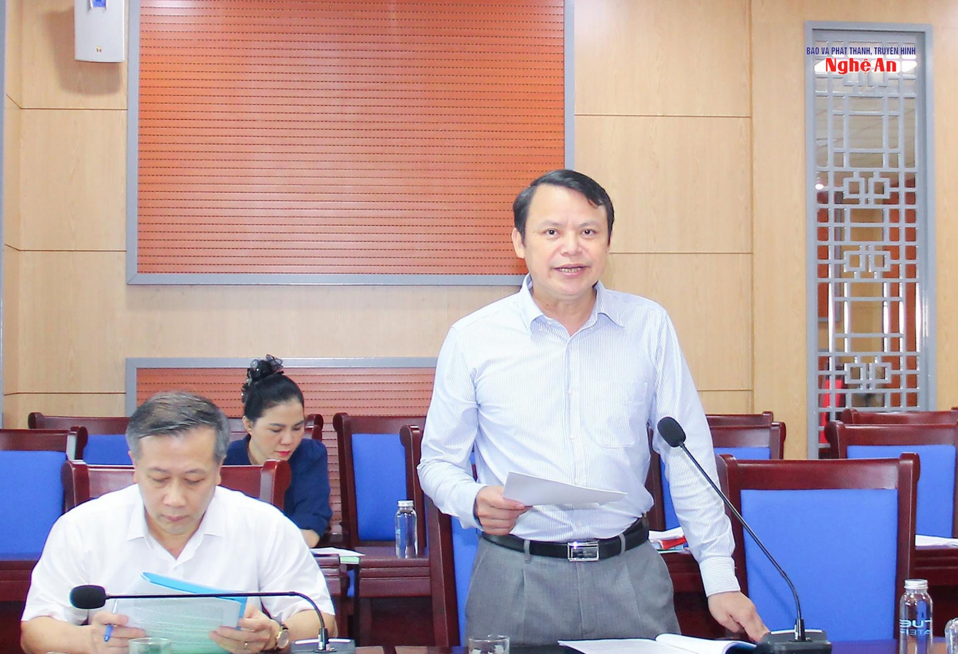 Phó trưởng Ban Pháp chế HĐND tỉnh Trần Đình Toàn nêu ý kiến thẩm tra về dự thảo nghị quyết quy định mức thu phí, lệ phí thực hiện thủ tục hành chính thông qua dịch vụ công trực tuyến trên địa bàn tỉnh Nghệ An.