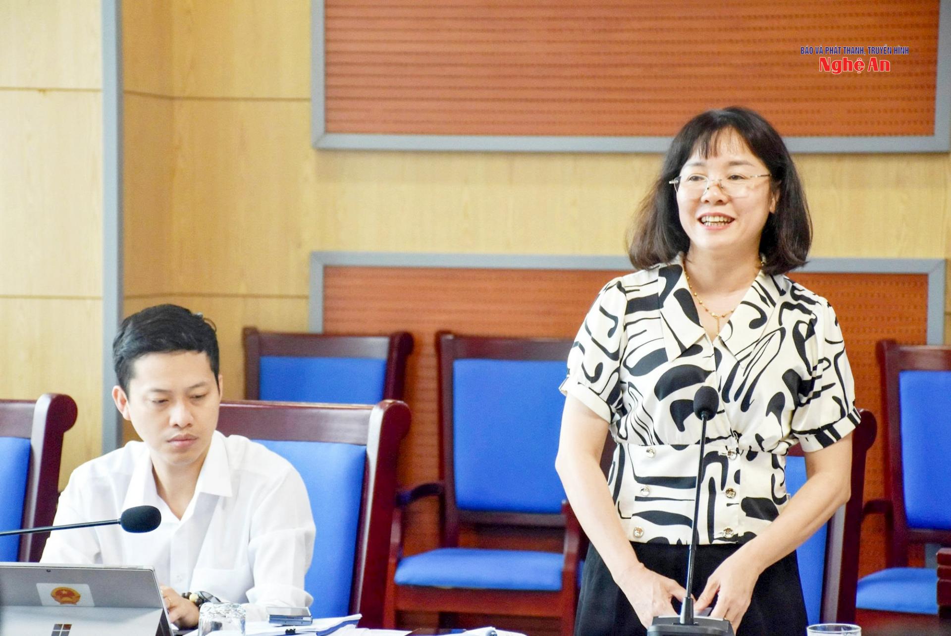 Đại biểu Quế Thị Trâm Ngọc - Phó trưởng Ban Dân tộc HĐND tỉnh phát biểu tại phiên thẩm tra. 