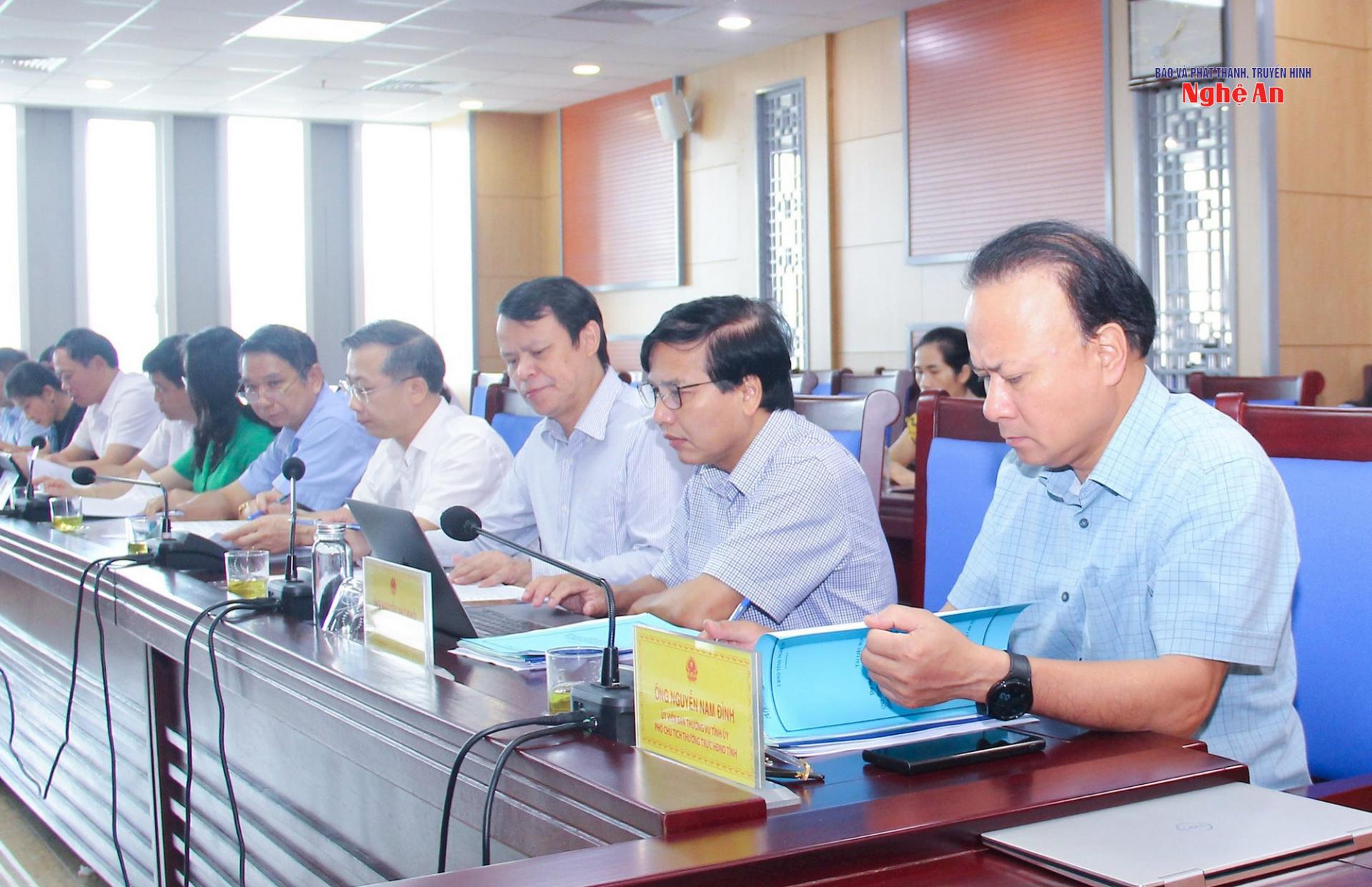 Các đồng chí Thường trực HĐND tỉnh tham dự cuộc họp thẩm tra.