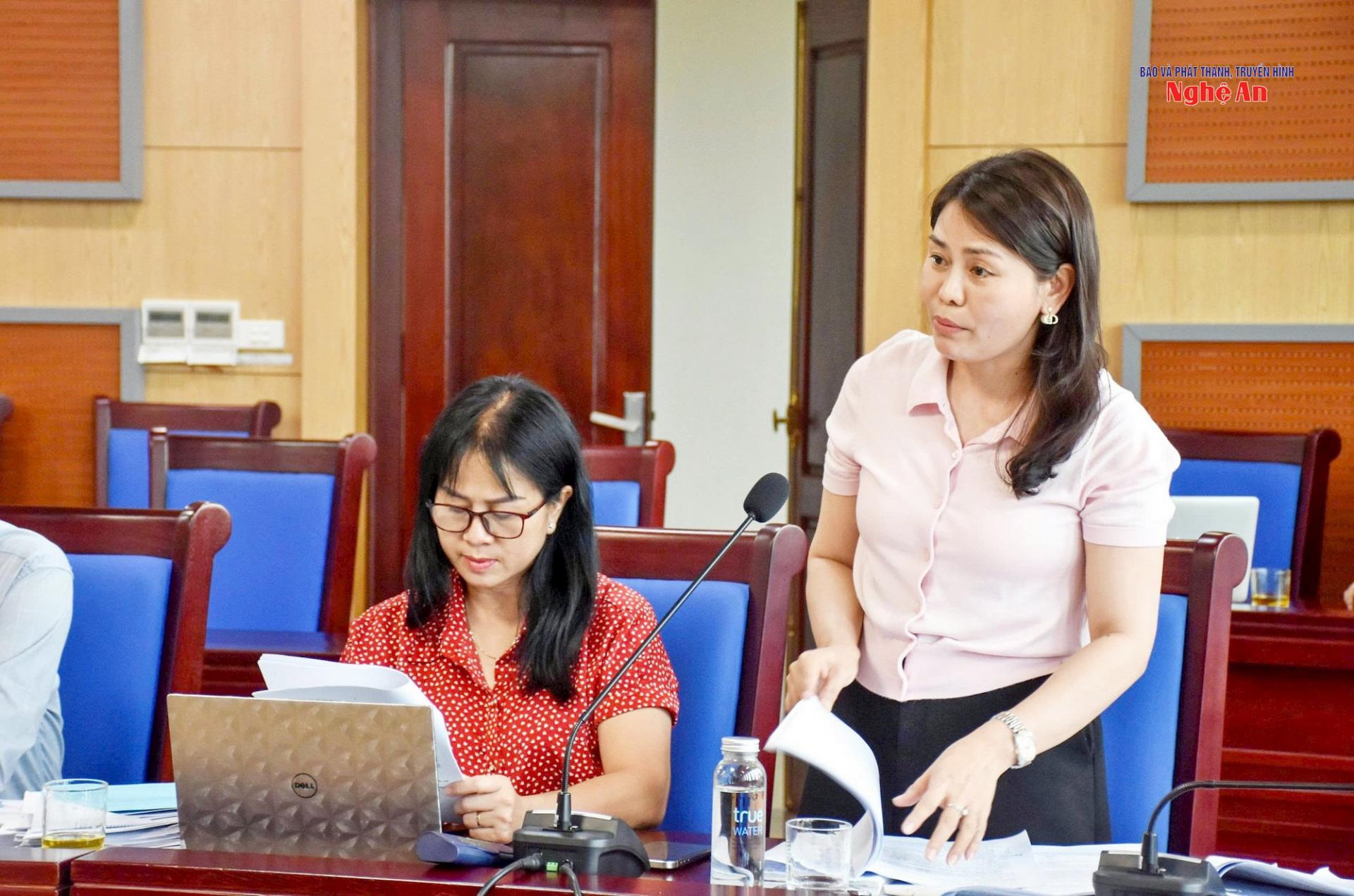 Đồng chí Đậu Thị Minh Loan - Phó Giám đốc Sở Tài chính làm rõ các nội dung các đại biểu góp ý liên quan đến lĩnh vực tài chính. 