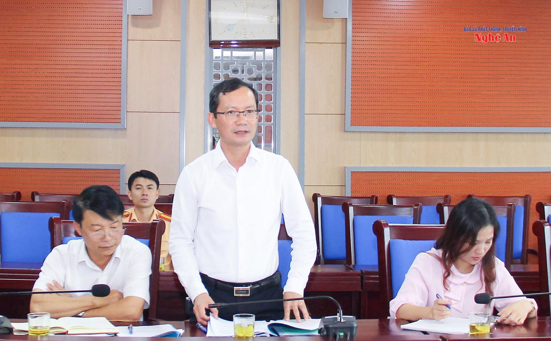 Phó Giám đốc Sở Tư pháp Nguyễn Mạnh Cường nêu ý kiến thẩm tra tại cuộc họp.