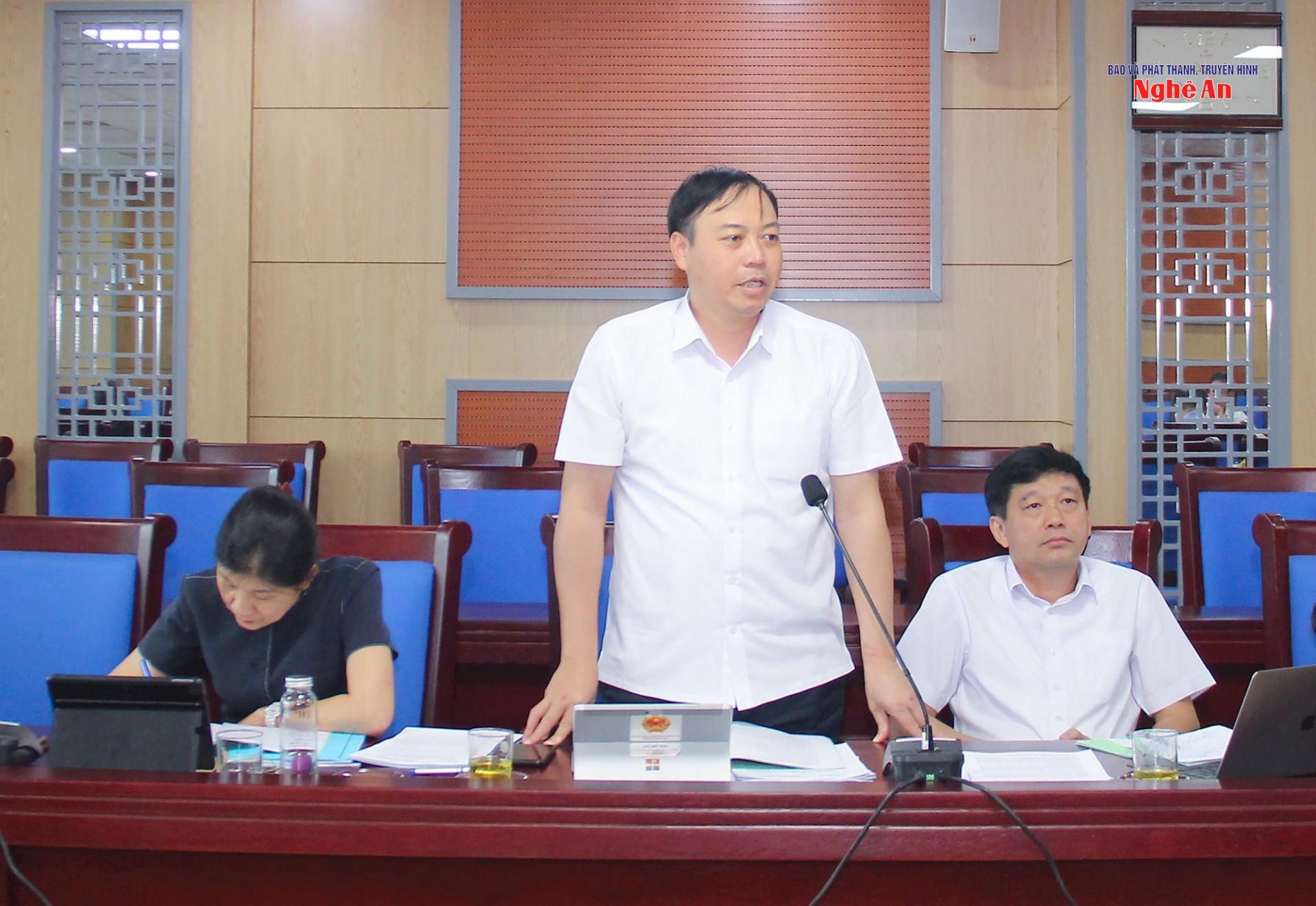 Chủ tịch LĐLĐ tỉnh, thành viên Ban Pháp chế HĐND tỉnh Kha Văn Tám nêu ý kiến thẩm tra đề nghị cần đổi mới tư duy trong xây dựng báo cáo công tác cải cách hành chính trên tinh thần tự phê bình và phê bình, chỉ rõ sở, ngành, địa phương và cá nhân làm tốt, chưa tốt.