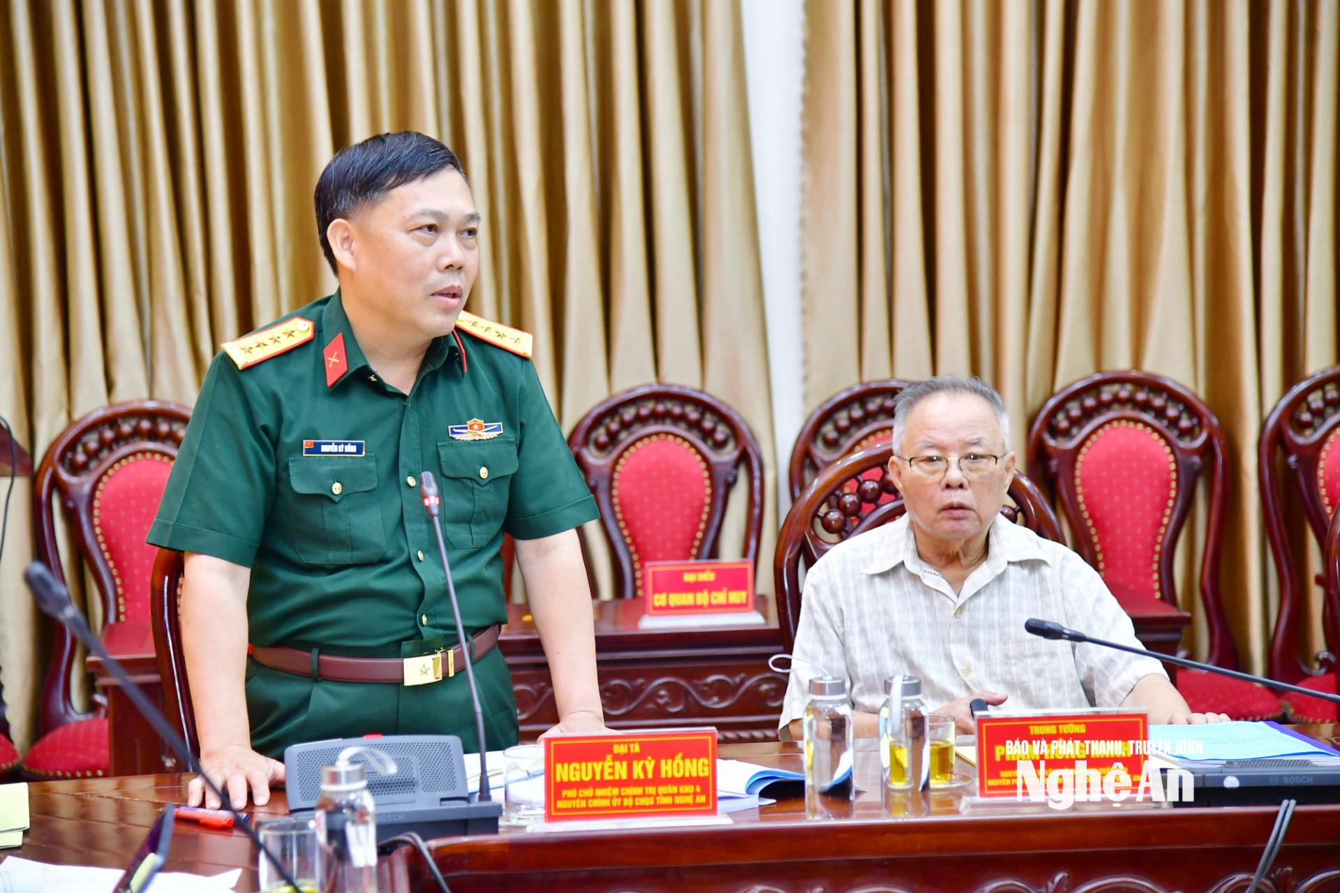 Đại tá Nguyễn Kỳ Hồng – Phó Chủ nhiệm Chính trị Quân khu 4 phát biểu tại hội nghị