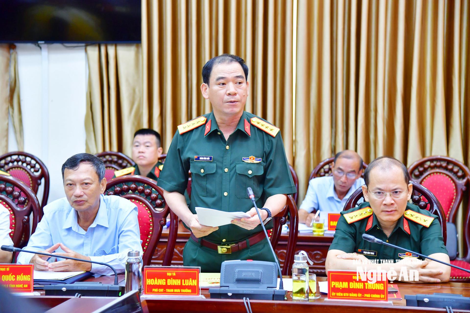 Đại tá Hoàng Đình Luân - Phó Chỉ huy trưởng, Tham mưu trưởng Bộ Chỉ huy Quân sự tỉnh báo cáo kết quả nghiên cứu, biên soạn và tổng hợp các ý kiến “Lịch sử Lực lượng vũ trang Nhân dân tỉnh Nghệ An (1975-2025)”.