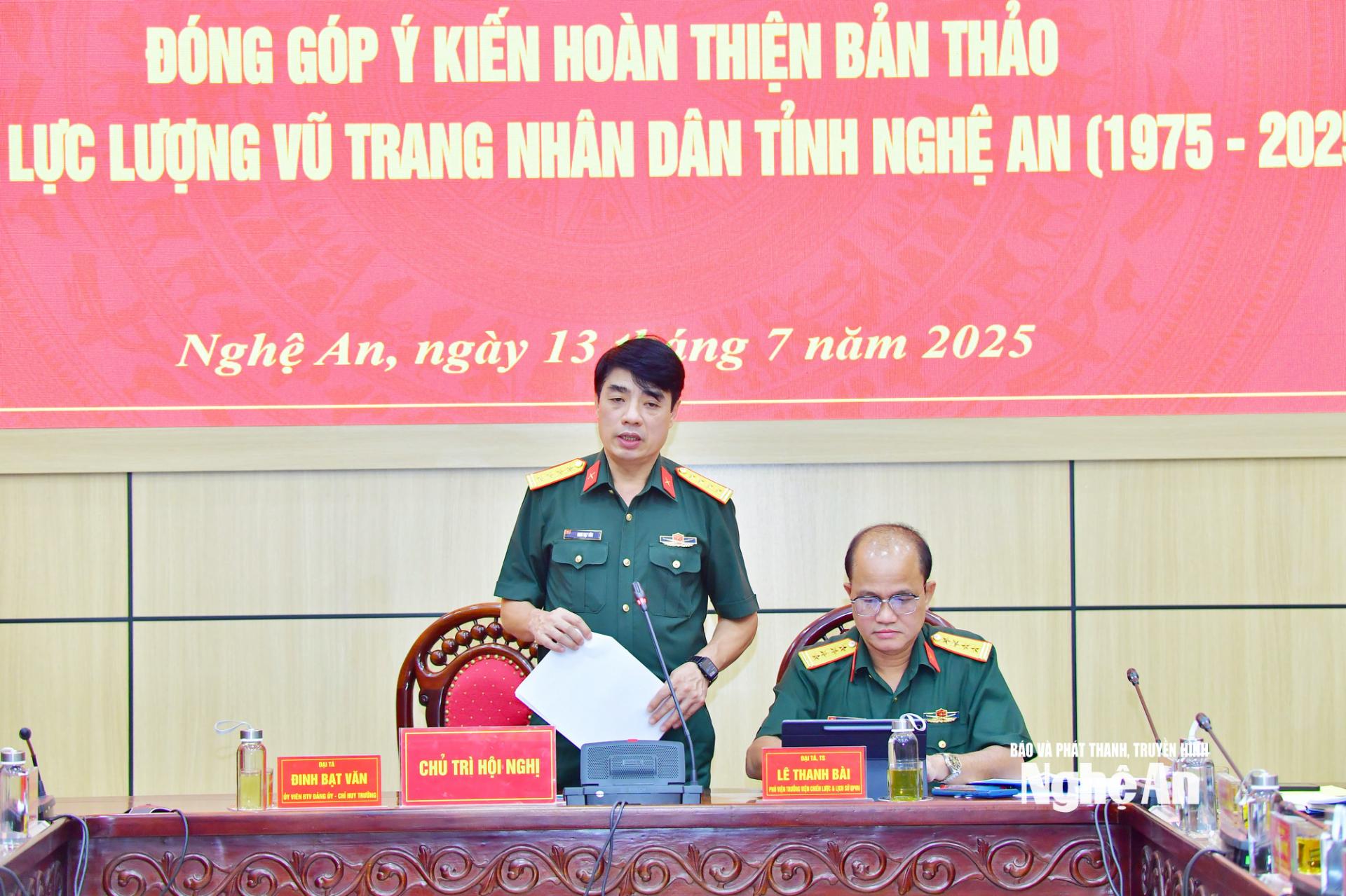 Đại tá Đinh Bạt Văn - Ủy viên Ban Thường vụ Đảng ủy, Chỉ huy trưởng Bộ Chỉ huy Quân sự tỉnh, Trưởng Ban chỉ đạo biên soan phát biểu điều hành buổi thảo luận.