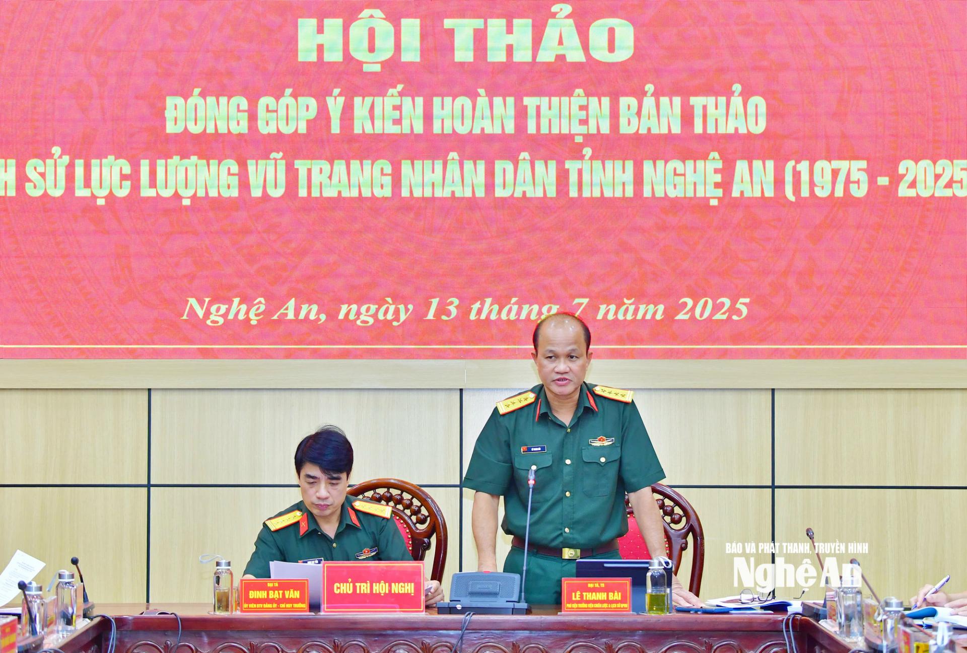 Đại tá, Tiến sĩ Lê Thanh Bài – Phó Viện trưởng, Viện Chiến lược và Lịch sử Quốc phòng Việt Nam phát biểu tại hội nghị.