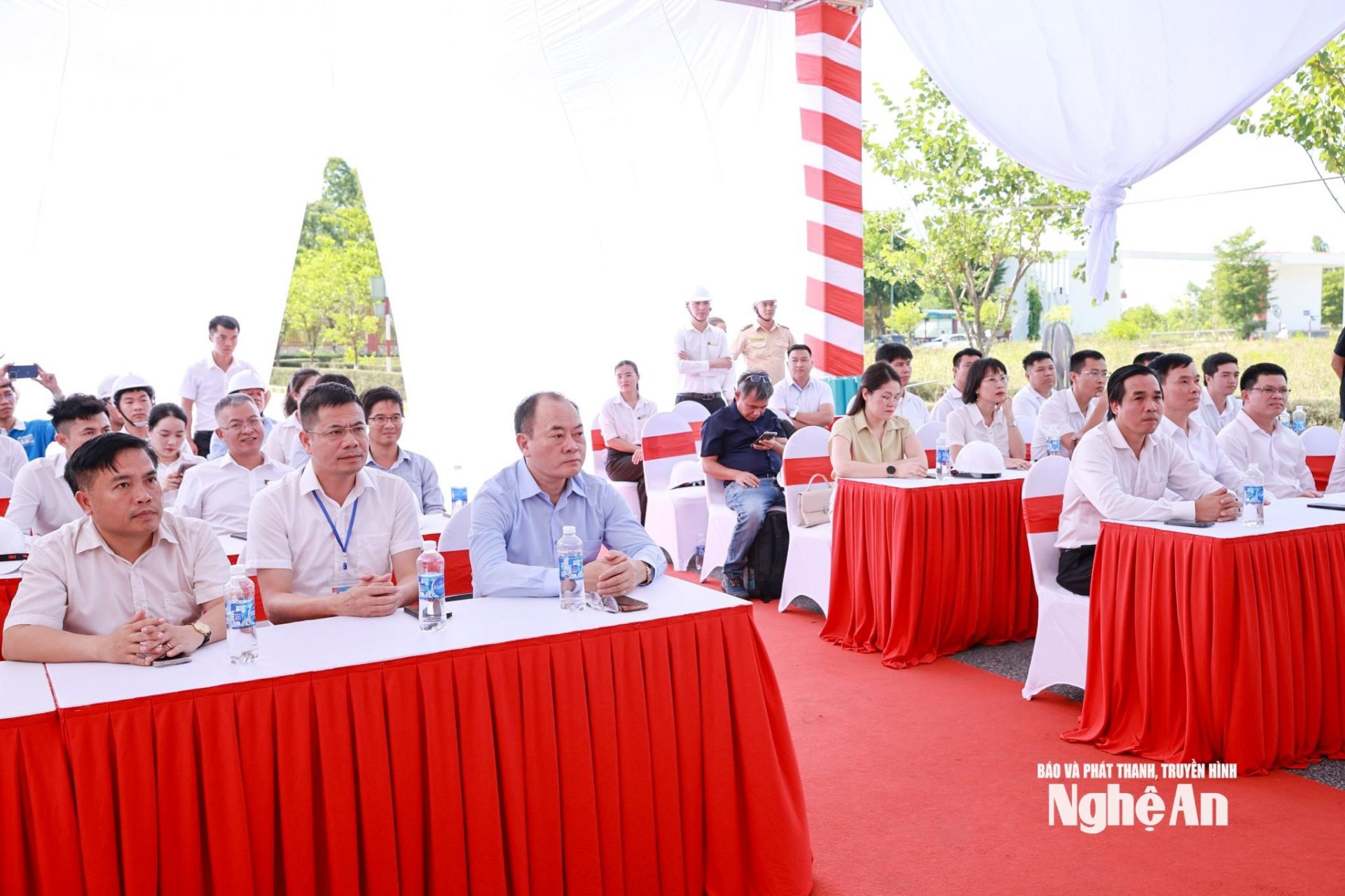 Các đại biểu tham dự buổi lễ.