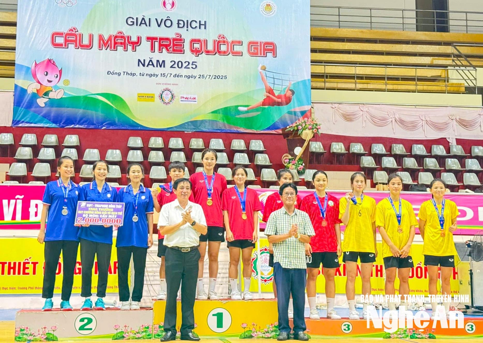 Các vận động viên Đoàn Thị Kim Oanh - Trương Thanh Thảo giành Huy chương Vàng nội dung đôi nữ cho đội tuyển cầu mây Nghệ An tại Giải vô địch Cầu mây trẻ quốc gia. Ảnh: Trung tâm Huấn luyện và Thi đấu TDTT Nghệ An